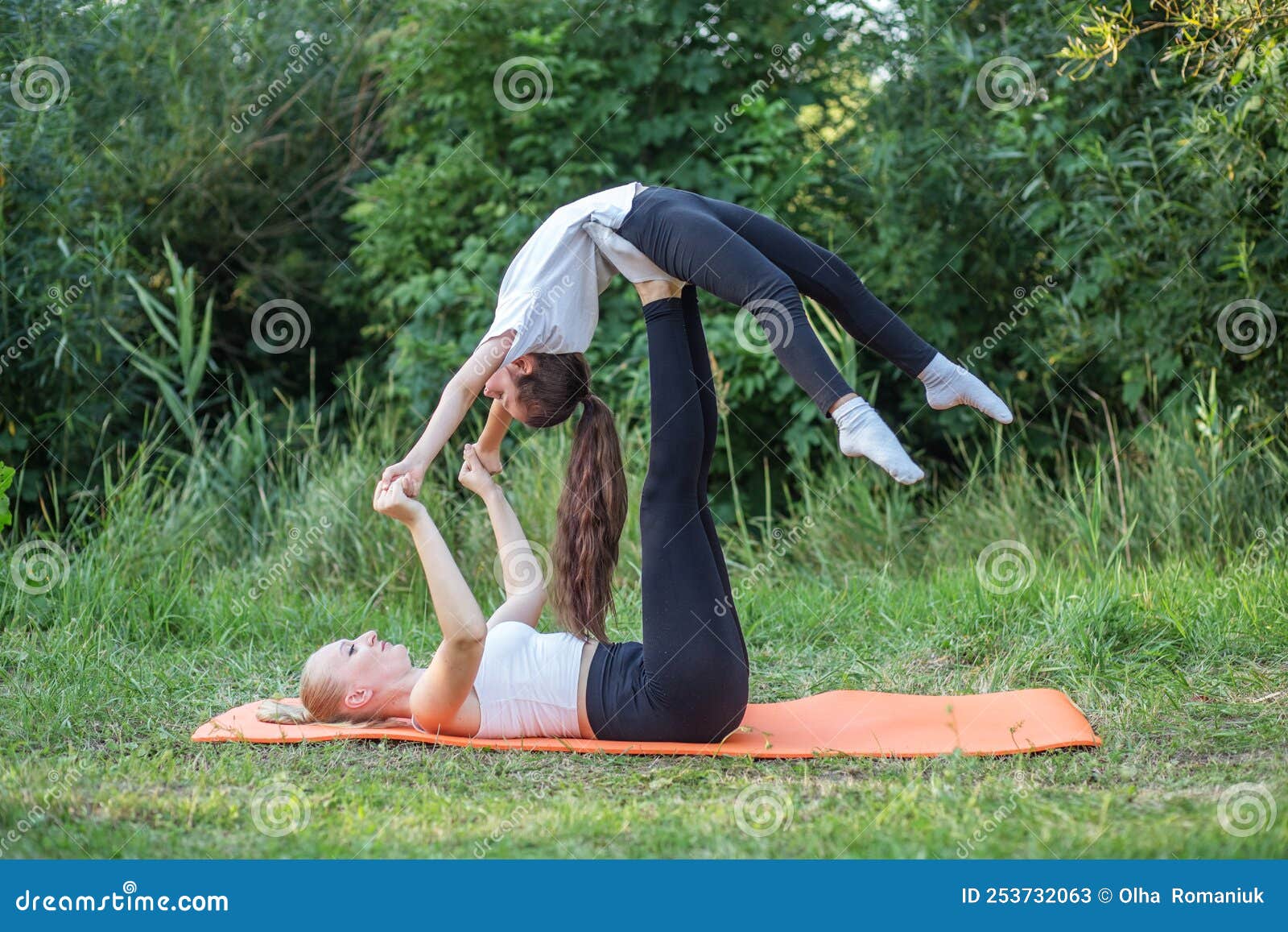 Amis Faisant Le Yoga Ensemble Photo stock - Image du aptitude