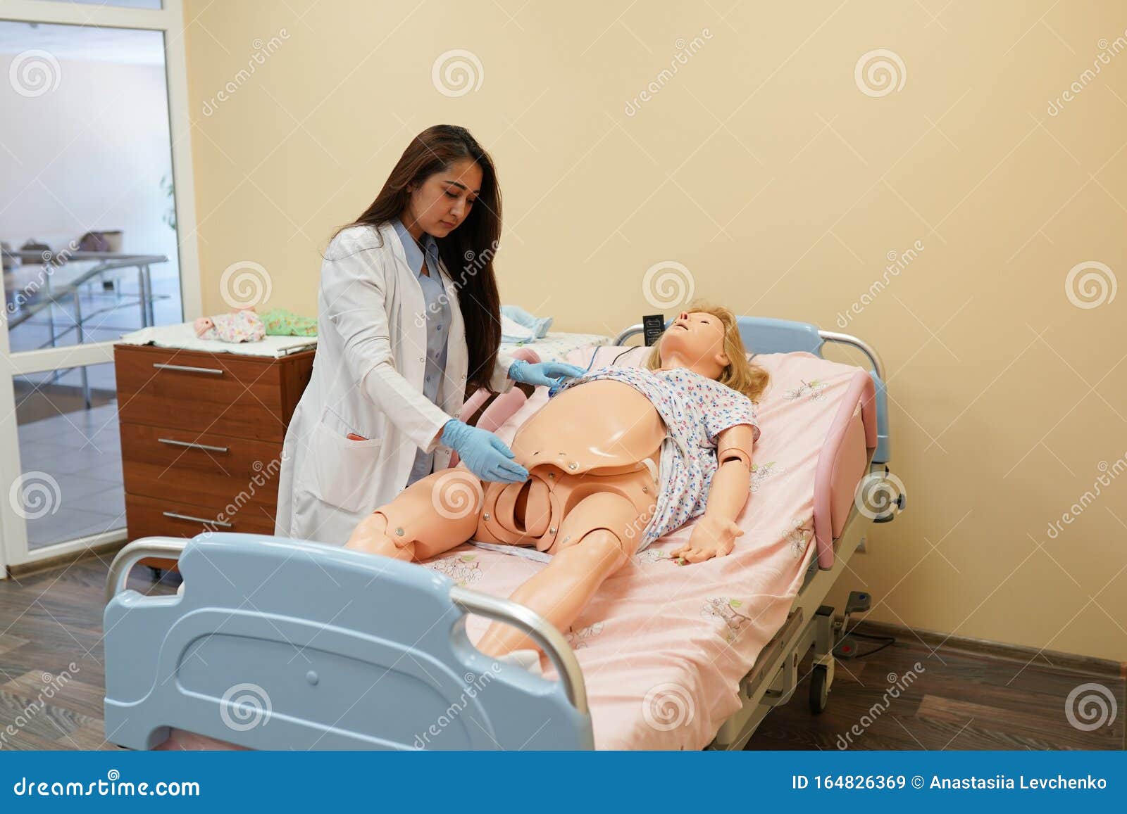 Gynécologue étudiante En Médecine à L'accouchement, Poupée Modèle