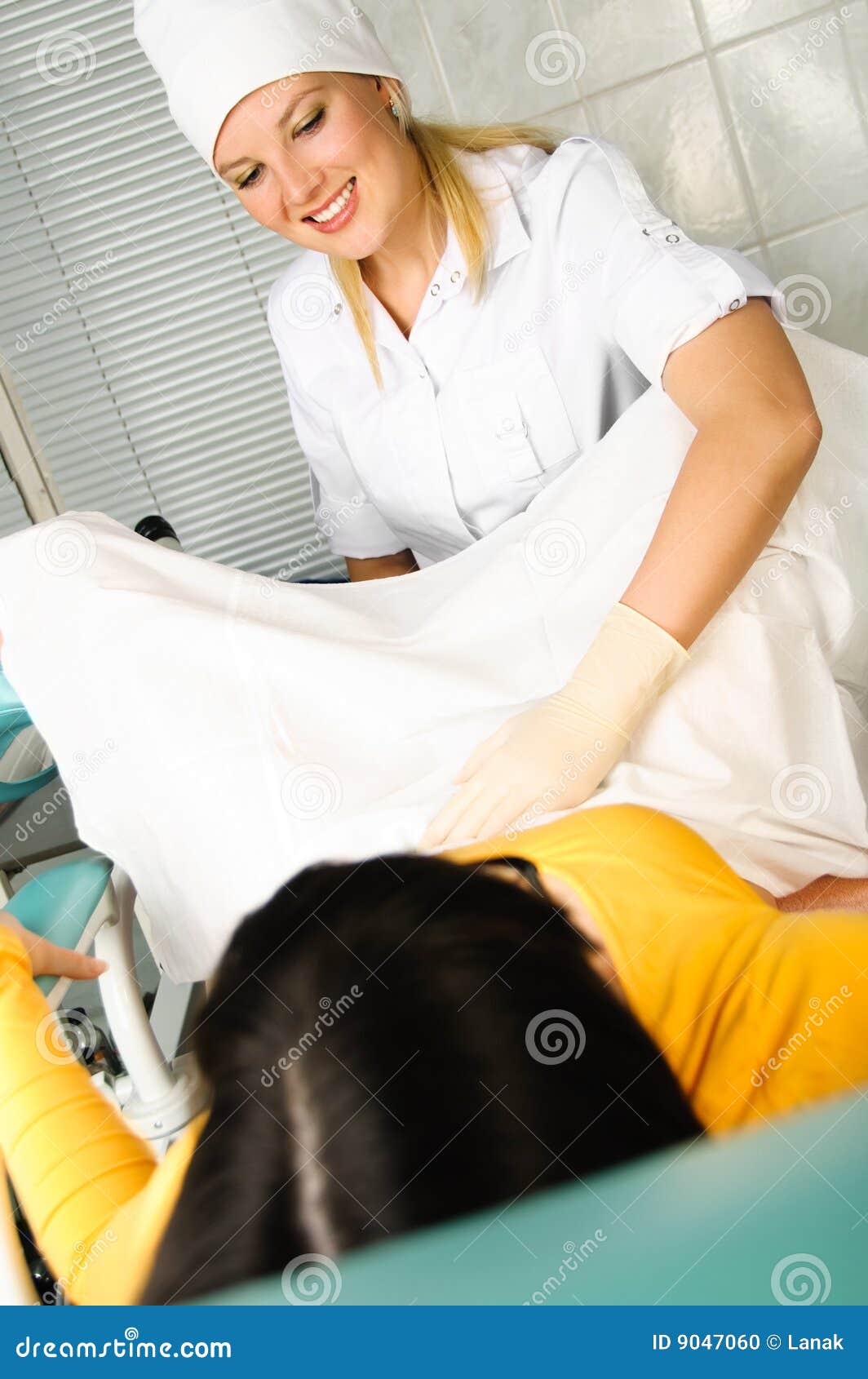 https://thumbs.dreamstime.com/z/gynecologist-examining-patient-9047060.jpg