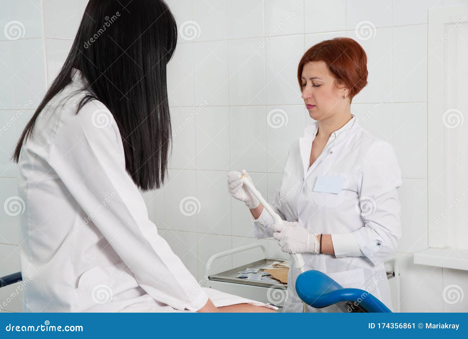 Негритянка у гинеколога. Осмотр в зеркалах гинекология. Палка УЗИ осмотр гинеколога. Зеркало для пациента. Палка для УЗИ В гинекологии фото.