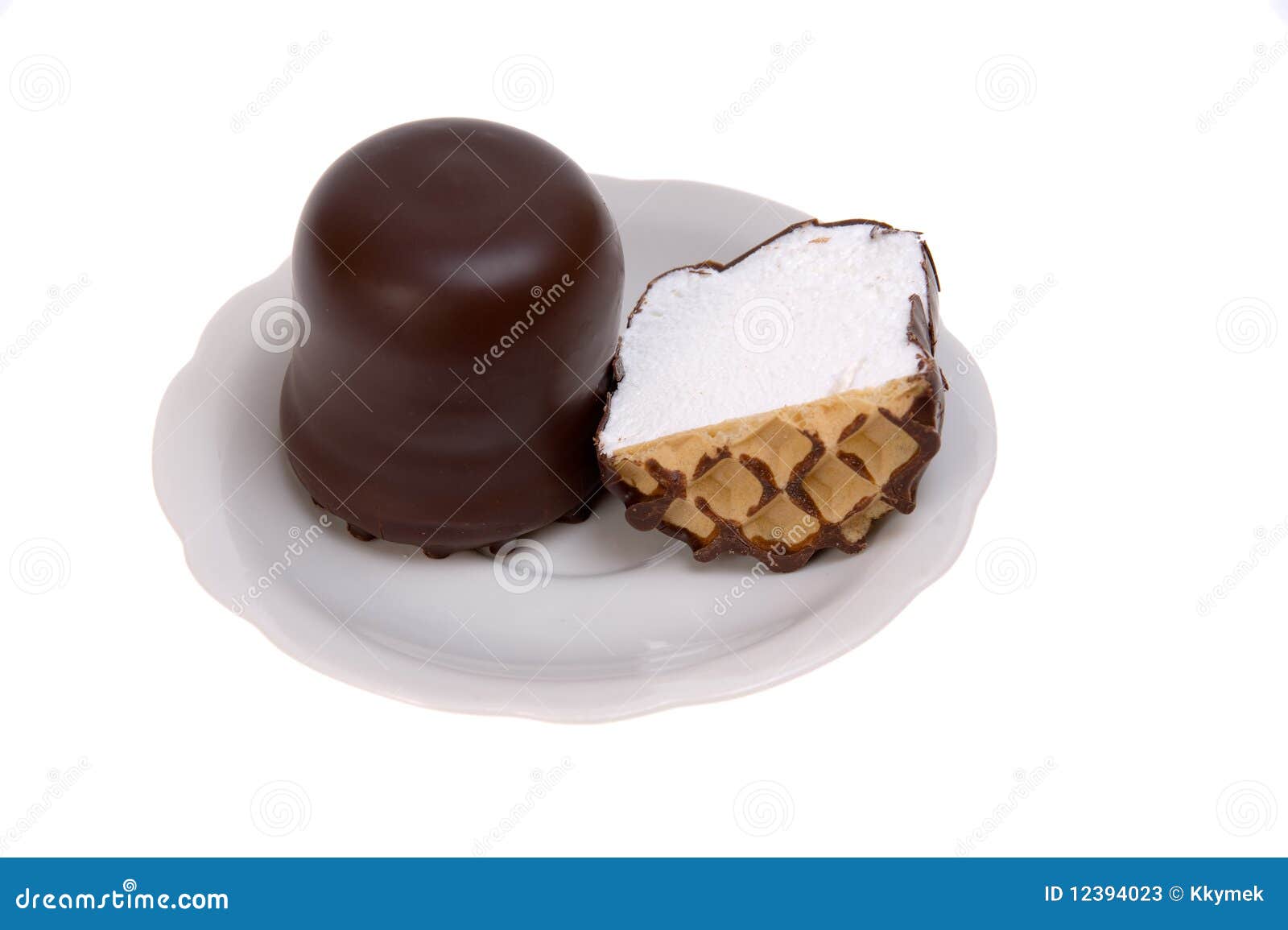 Dessert de Choco - gâteau crème couvert du chocolat d'isolement sur le blanc