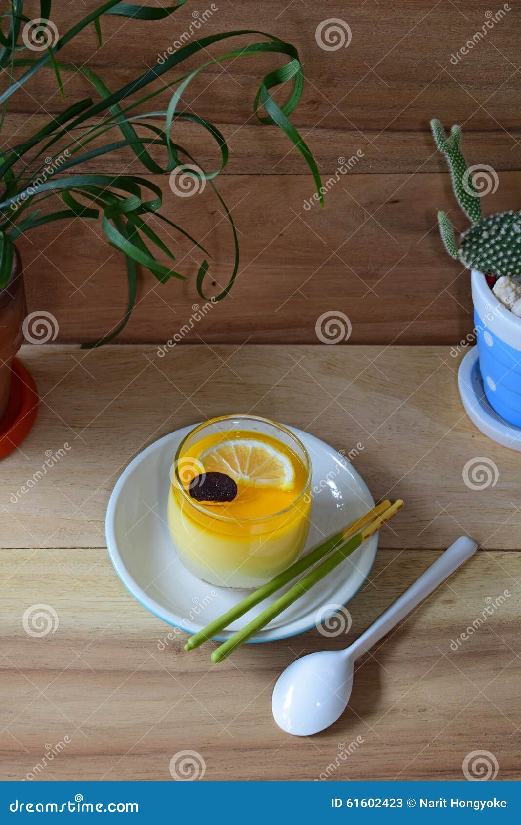 Gâteau de citron dans un verre avec deux bâtons de biscuit