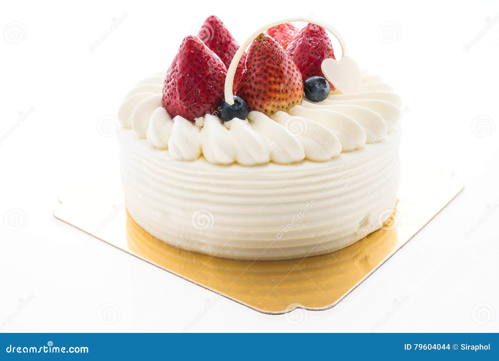 Gâteau de crème de vanille avec la fraise sur le dessus. Gâteau de crème de vanille avec la fraise sur supérieur d'isolement sur le fond blanc