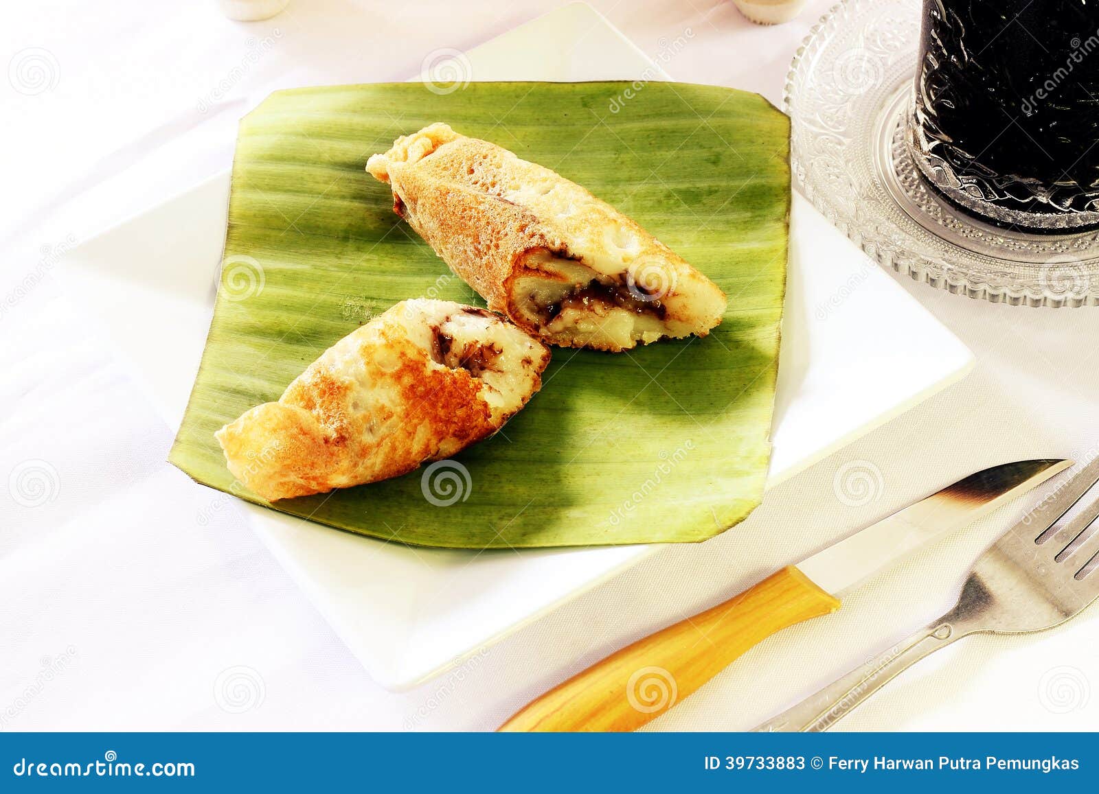 Gâteau traditionnel - crêpe de riz. La crêpe de riz est présentée avec du café noir traditionnel