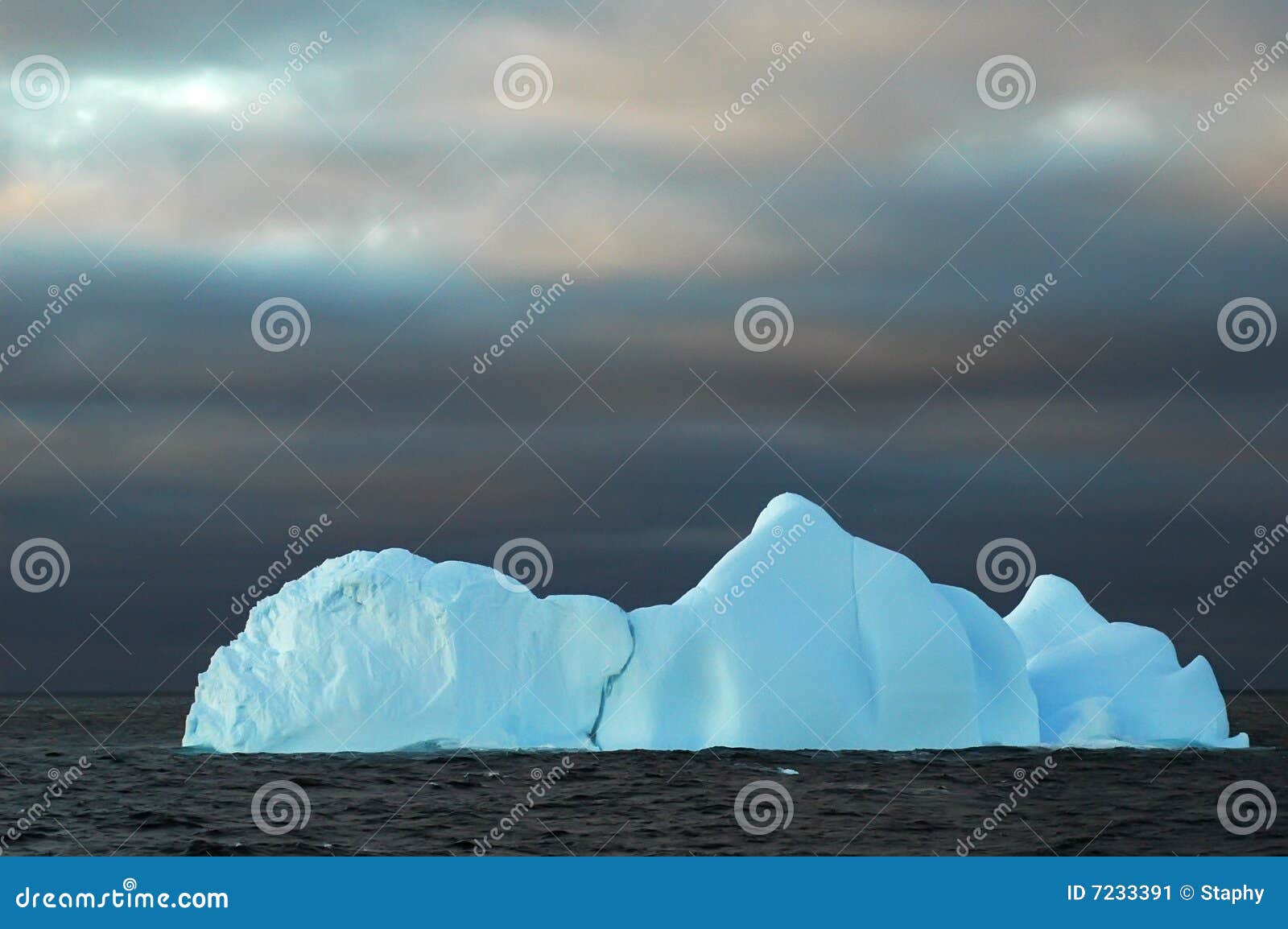 Góra lodowa błękitny ciemny niebo