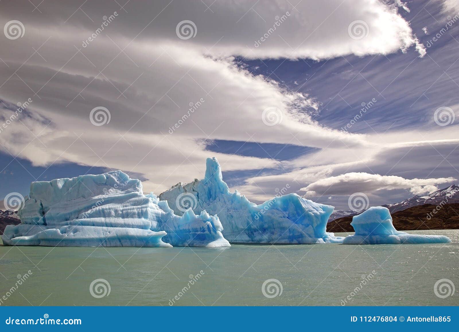 Góry lodowa od Upsala lodowa w Argentino jeziorze, Argentyna. Góry lodowa od Upsala lodowa z zadziwiającym niebem w Argentino jeziorze, Argentyna Argentino jezioro jest dużym słodkowodnym jeziorem w Argentyna