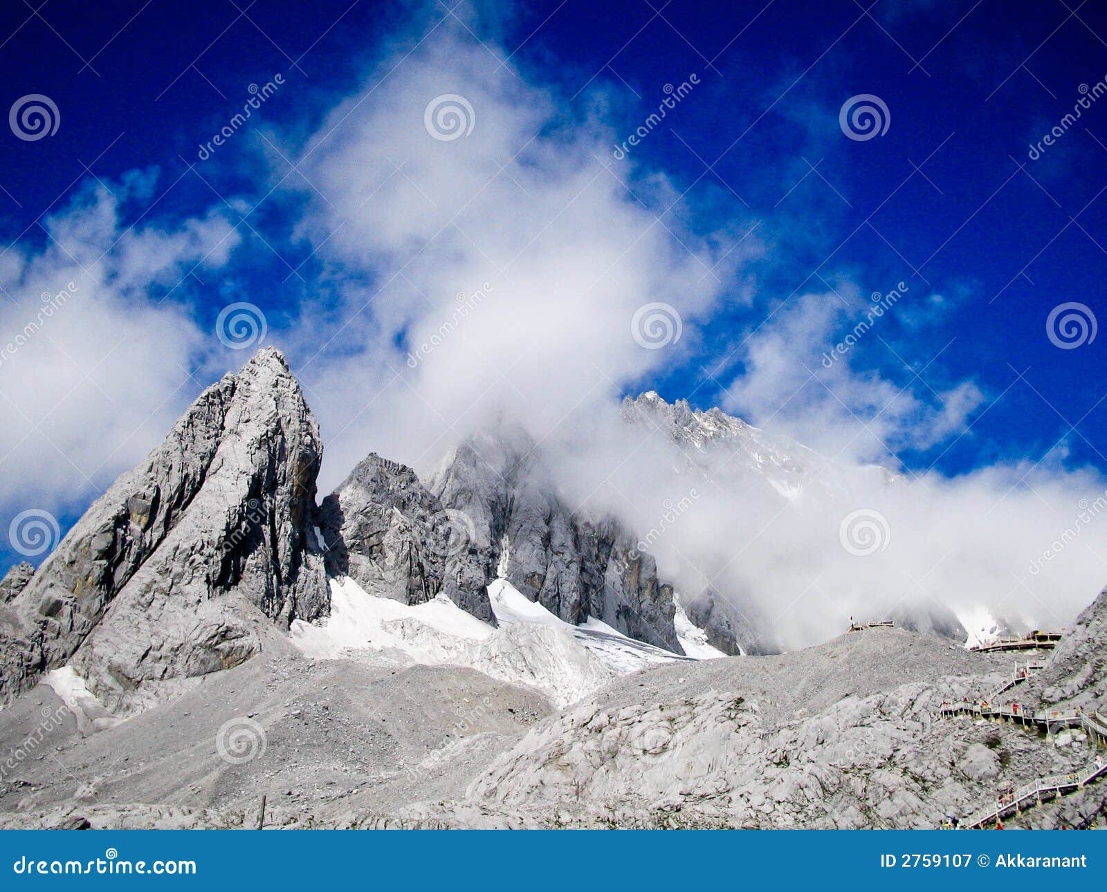 Góry niebieskiego nieba stone. Niebieski porcelana smoka w głęboki śnieg nieba jade górski Yunnan