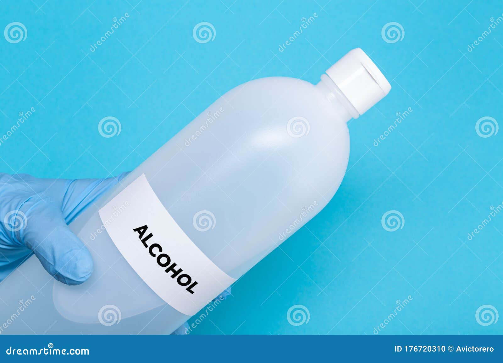 Hände Mit Dem Schutzhandschuh, Der Eine Flasche Medizinischen Alkohol Hält  Stockfoto - Bild von hygienisch, reiniger: 176720310