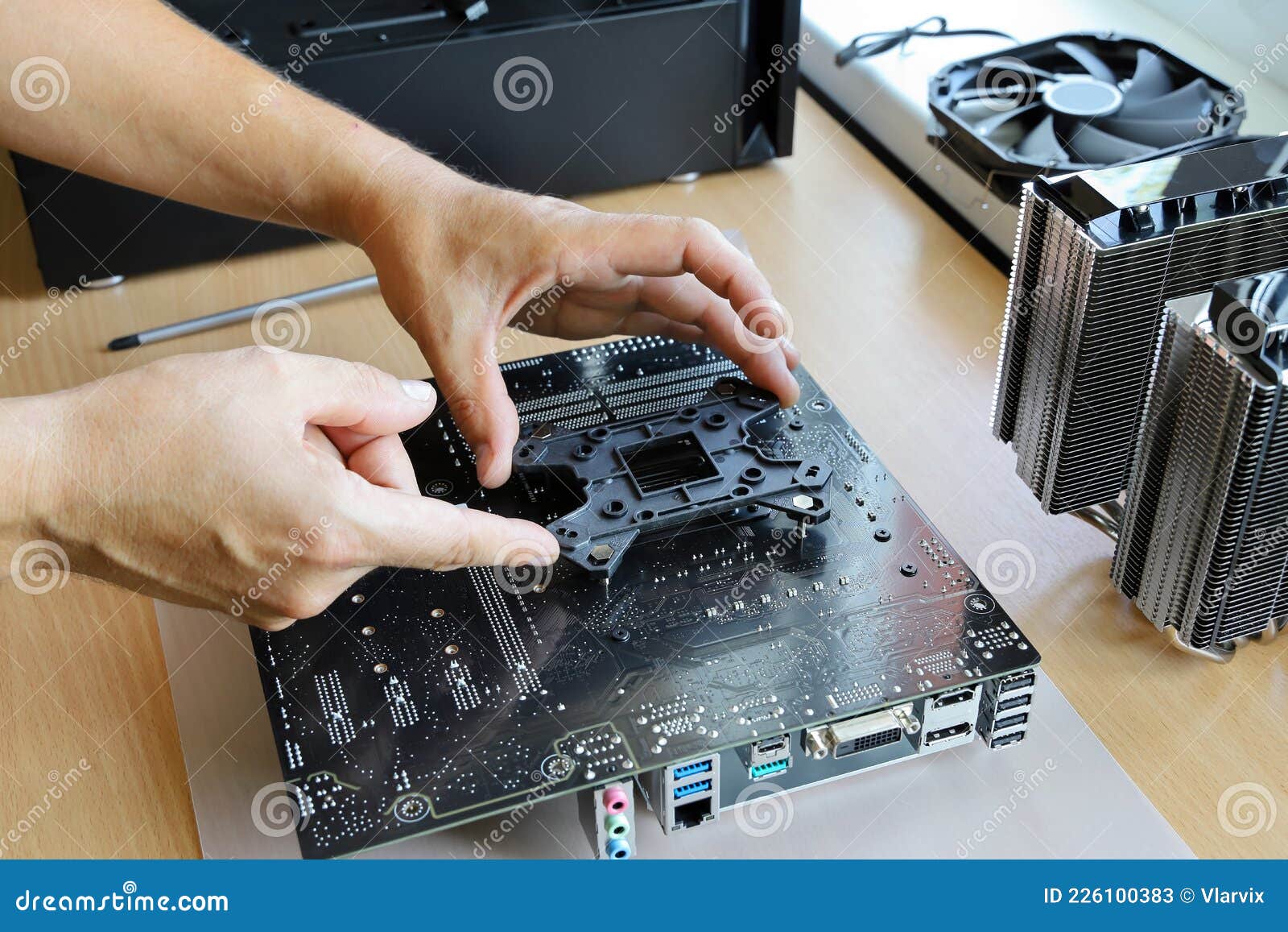 https://thumbs.dreamstime.com/z/h%C3%A4nde-montieren-r%C3%BCckplatte-auf-r%C3%BCckseite-der-motherboard-f%C3%BCr-befestigung-k%C3%BChler-prozessor-backplate-beim-neuer-computer-226100383.jpg