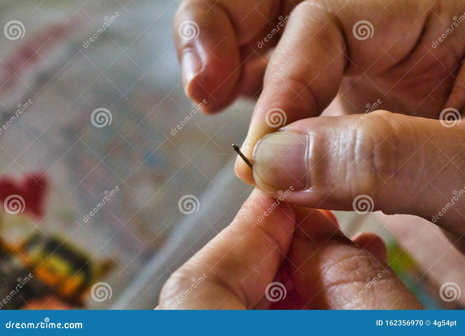 Hände, Nadel, Faden Lassen Uns Nähen Und Kreuzstichen Gehen Stockfoto -  Bild von nadel, handlich: 162356970
