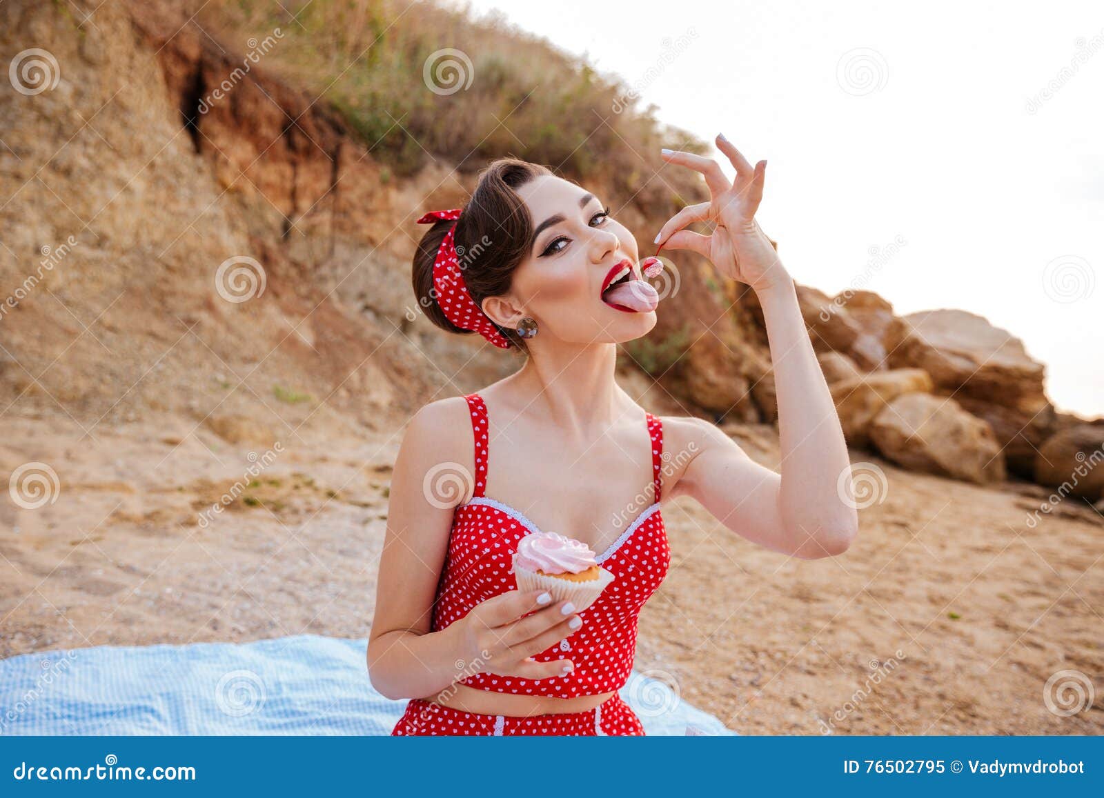 Девушки есть отдыхай. Пин ап море. Фотосессия в стиле пин-ап на море. Пин ап на пляже картинки. Фотосессии в Крыму пляжная пин ап.