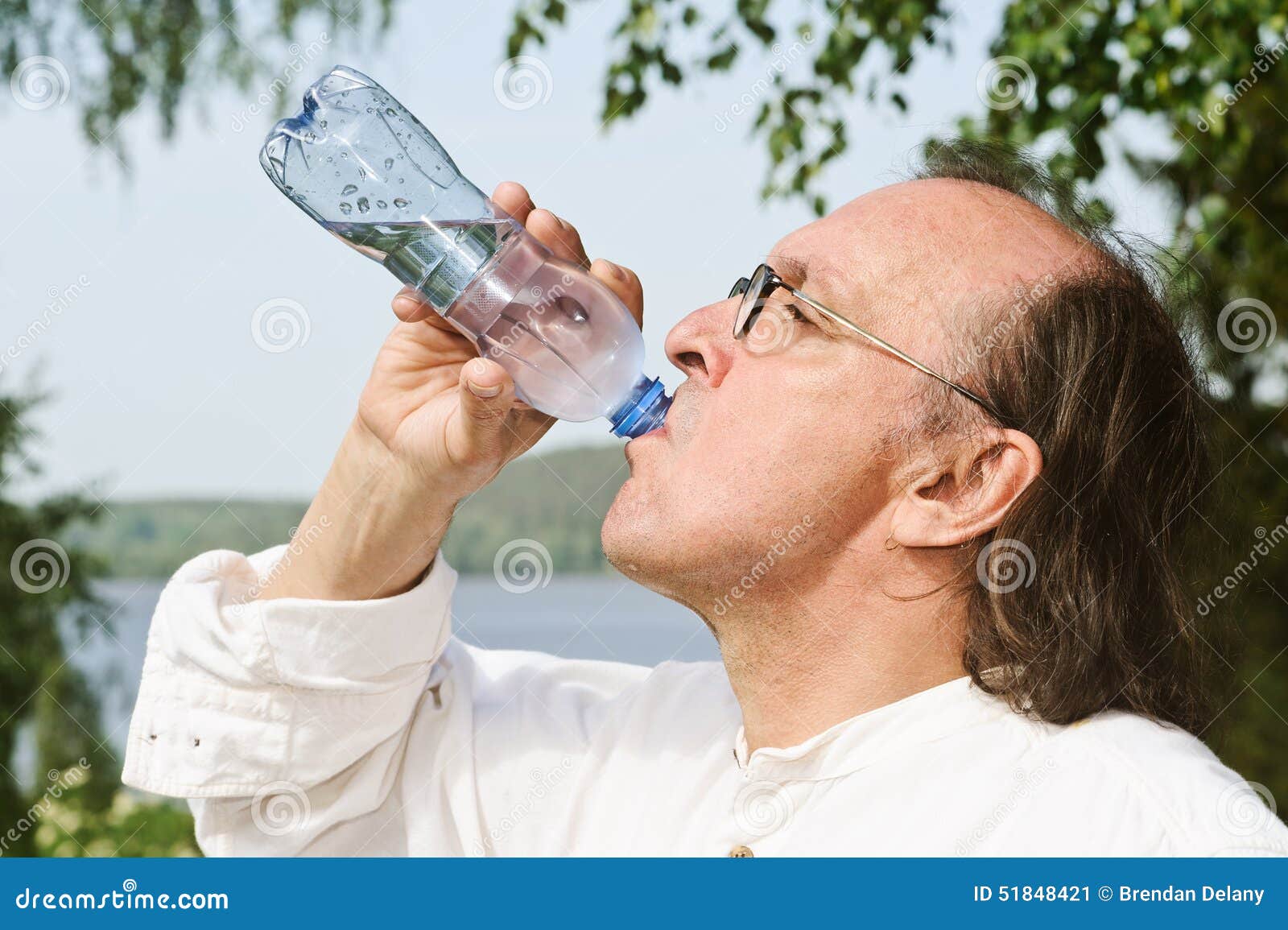 Пить подсоленную воду. Дед пьет воду. Пожилые пьют воду. Дедушка пьет воду. Дед пьет воду из бутылки.