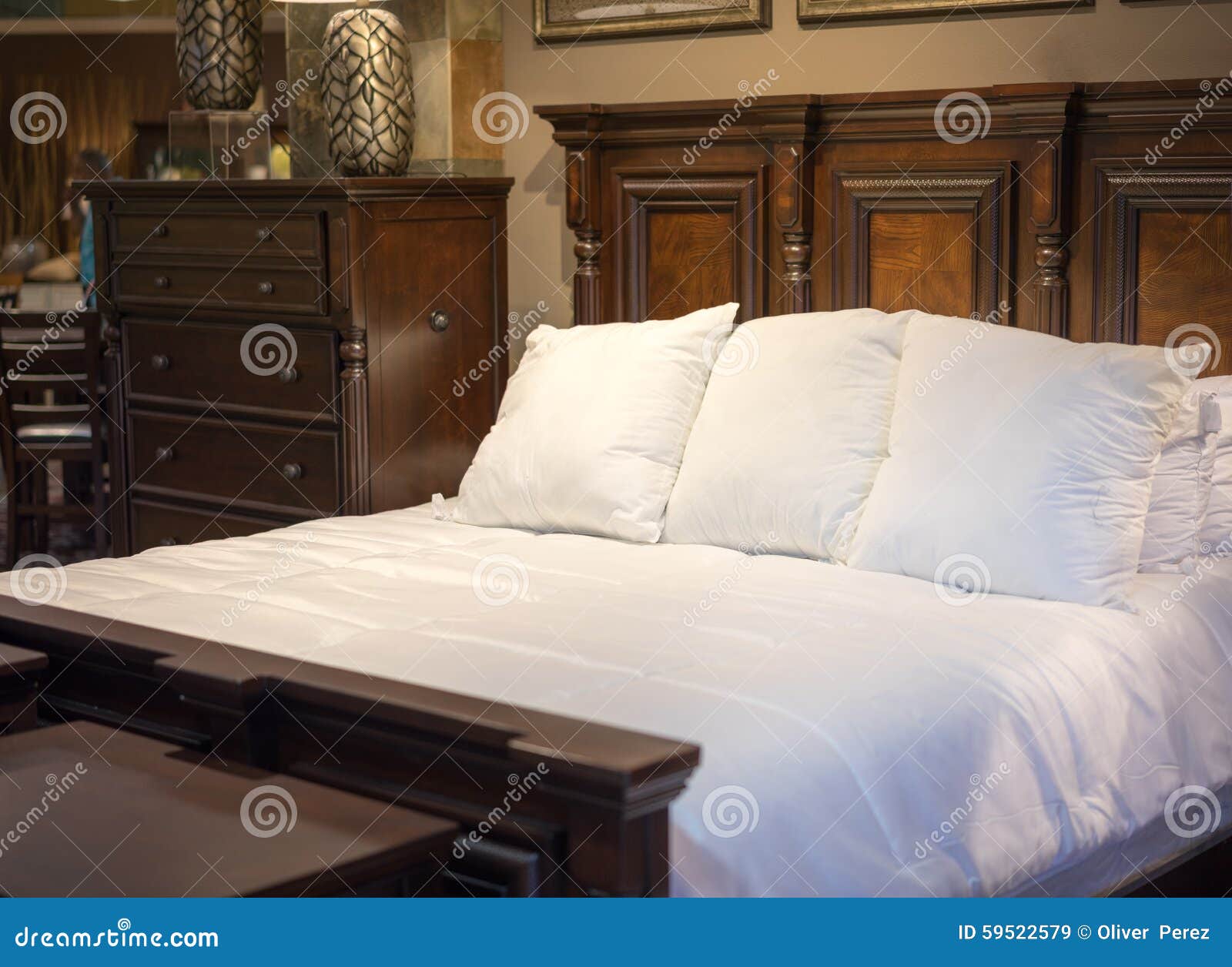 Holzernes Bett Und Aufbereiter Stockbild Bild Von Holz Dunkel 59522579