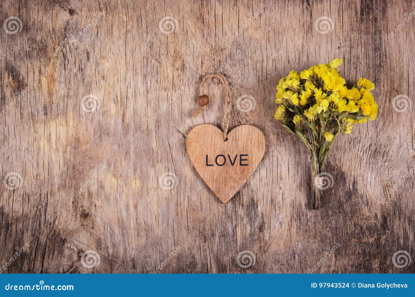 Holzernes Herz Und Gelbe Blumen Auf Einem Alten Getragenen Holzernen Hintergrund Hintergrunde Und Beschaffenheiten Kopieren Sie P Stockfoto Bild Von Auslegung Romanze 97943524