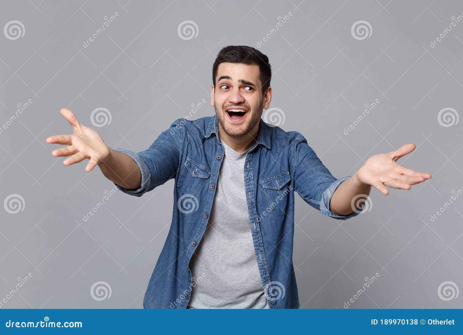 Hubscher Stilvoller Unrasierter Junger Mann Bei Der Jeanshemdaufstellung Isoliert Auf Grauem Wandhintergrund Studioportrat Mensch Stockfoto Bild Von Uberzeugt Verdutzt 189970138