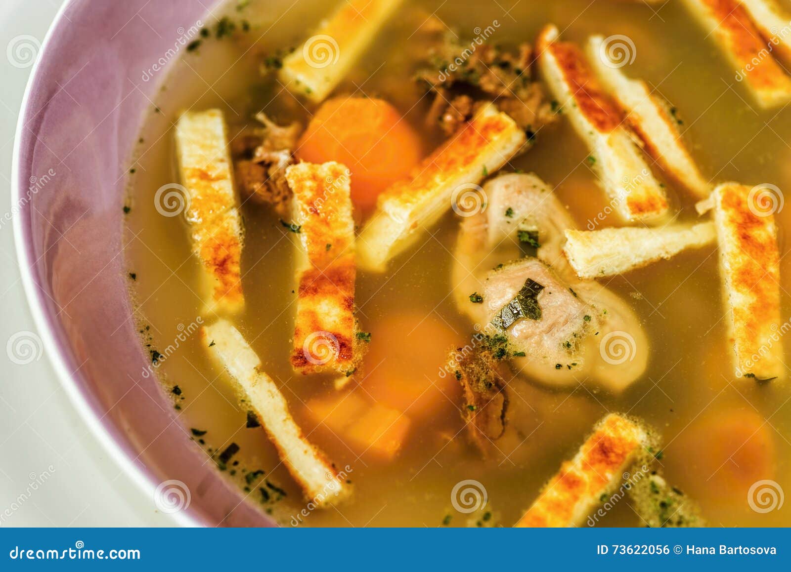 Hühnerbrühe Mit Innereien-, Gemüse- Und Frittatanudel Stockfoto - Bild ...