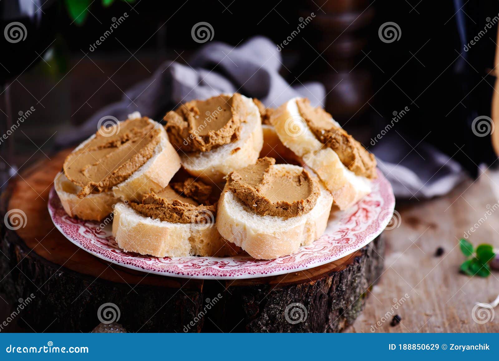 Hühnerleber-Pastete Canapestyle Rustikal Stockbild - Bild von essen ...