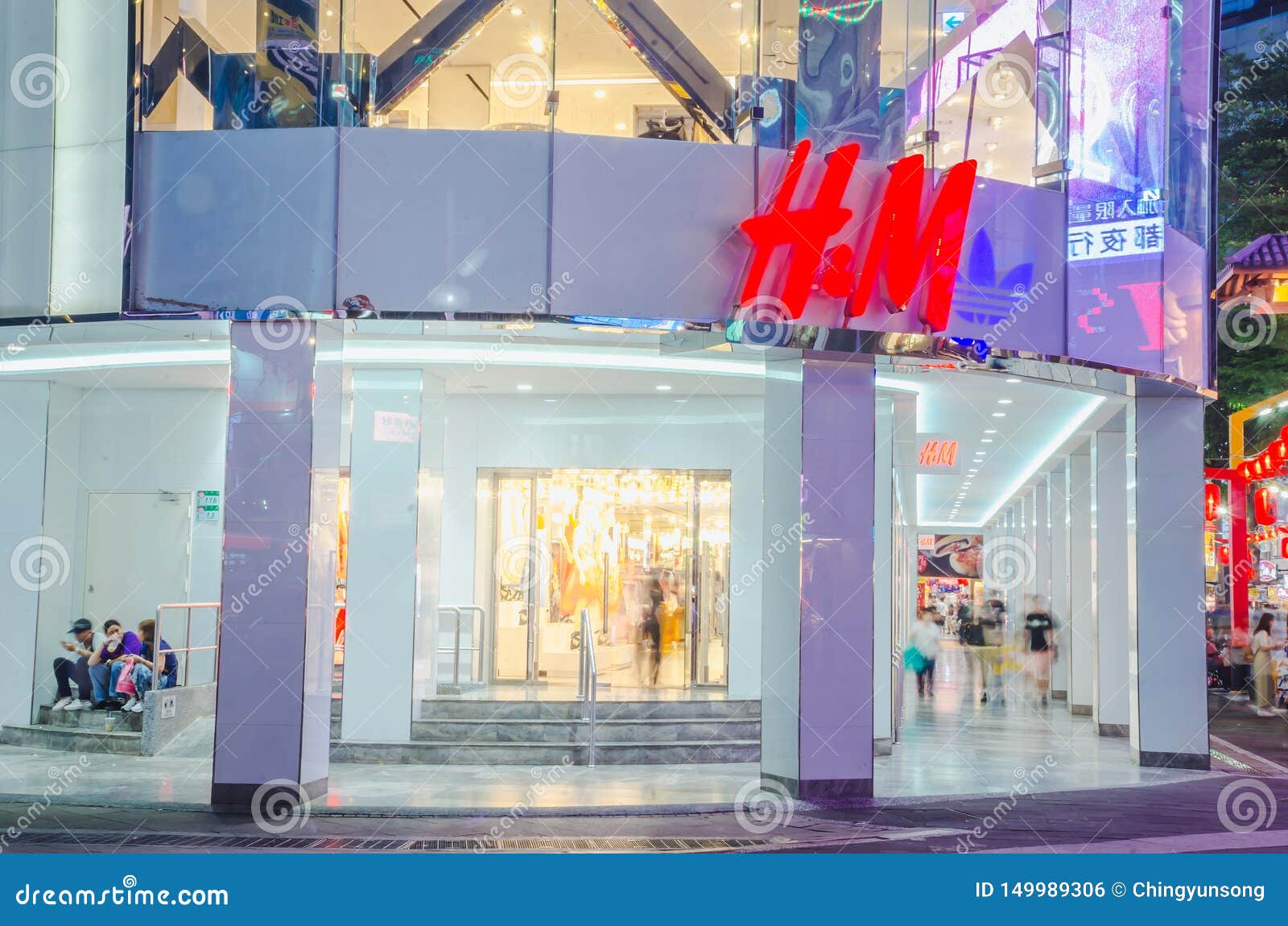 H M商店在晚上在西门町步行地区h M是瑞典衣物公司编辑类照片 图片包括有m是瑞典衣物公司 M商店在晚上在西门町步行地区 H M商店在晚上在西门町步行地区h M是瑞典衣物公司编辑类照片 图片包括有m是瑞典衣物公司 M商店在晚上在西门町步行地区