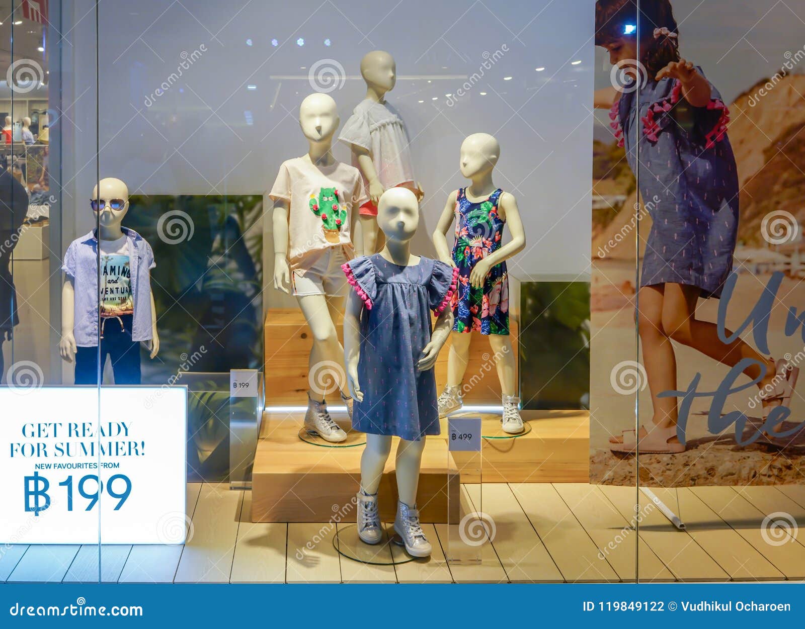 H&M Kid Shop At Mega Bangna, Bangkok, Thailand, Jun 2, 2018 Nueva tienda de Balance en Mega Bangna, Bangkok, Tailandia
