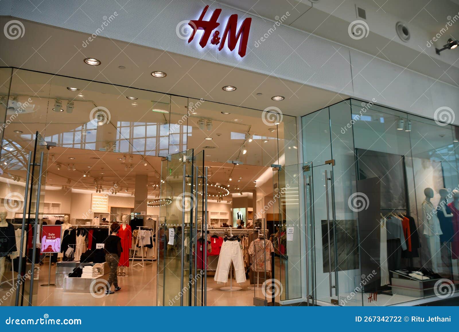 H&M Store at the Mall at Millenia in Orlando, Florida Editorial ...