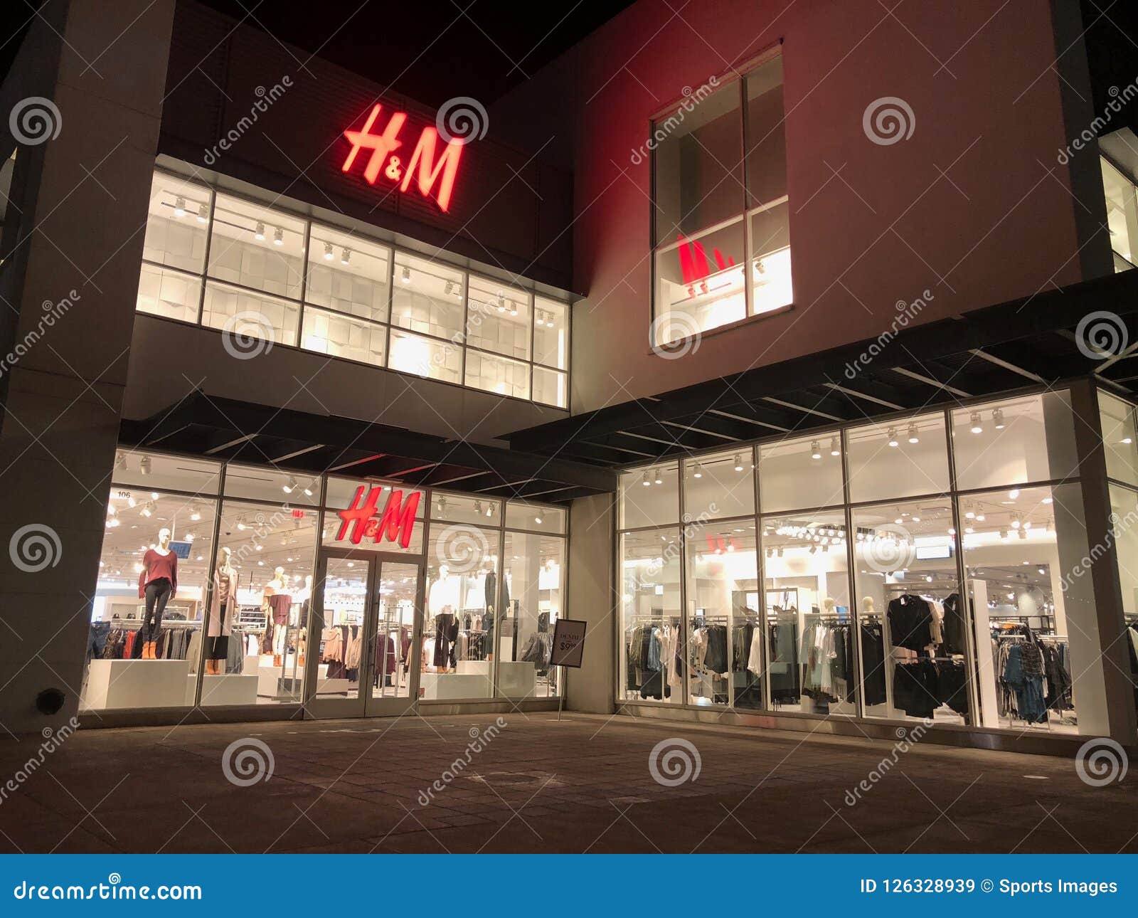 H&M Store in a Outdoor Mall in Gilbert Arizona. Editorial Stock Image -  Image of women, nighttime: 126328939
