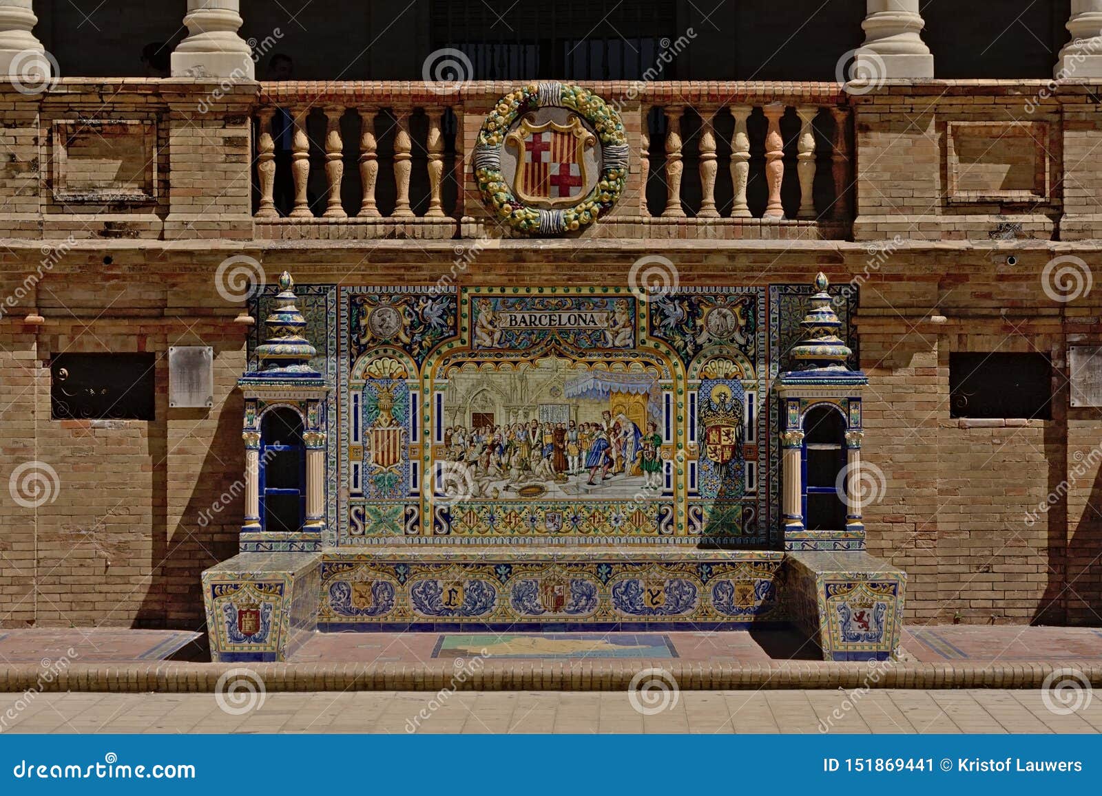 Ha decorato molto il banco in Plaza de Espana, Siviglia. Benchd ecorated con Azuleos che descrive una scena hisstorical a Barcellona