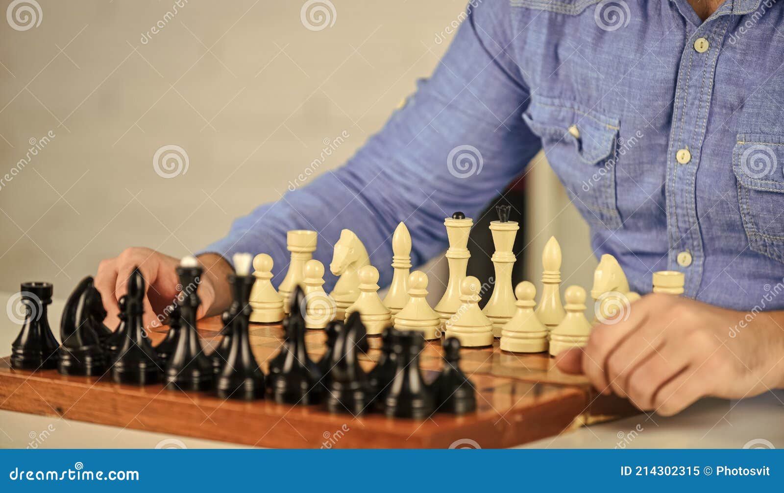 Passatempo intelectual figuras no tabuleiro de xadrez de madeira