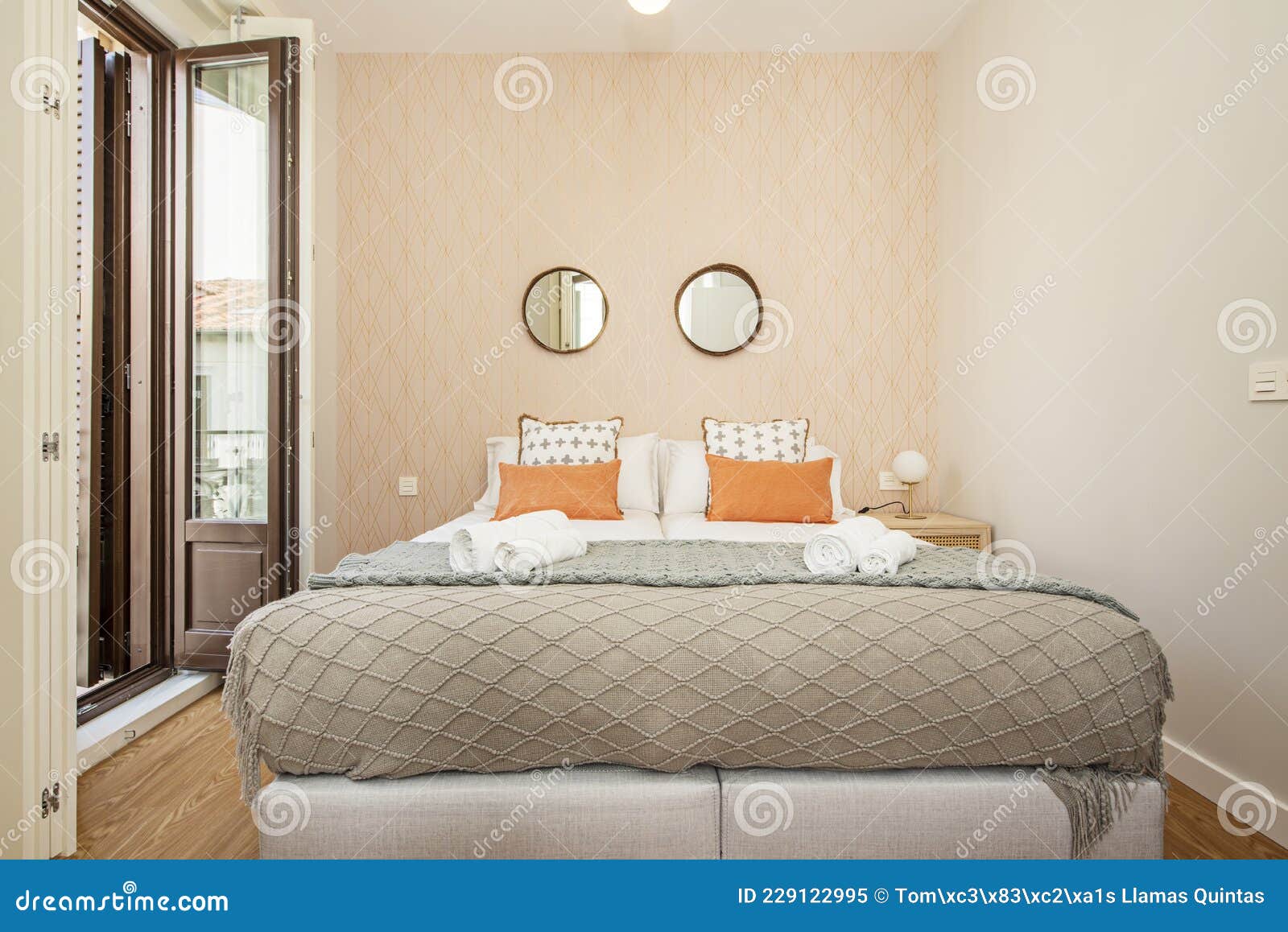 Habitación Con Cama De 2x2 M Y Bonita Decoración Con Ventana Que Da a La  Calle Y Espejos Circulares Que Se Extienden Por Encima Imagen de archivo -  Imagen de cabecero, interior: 229122995