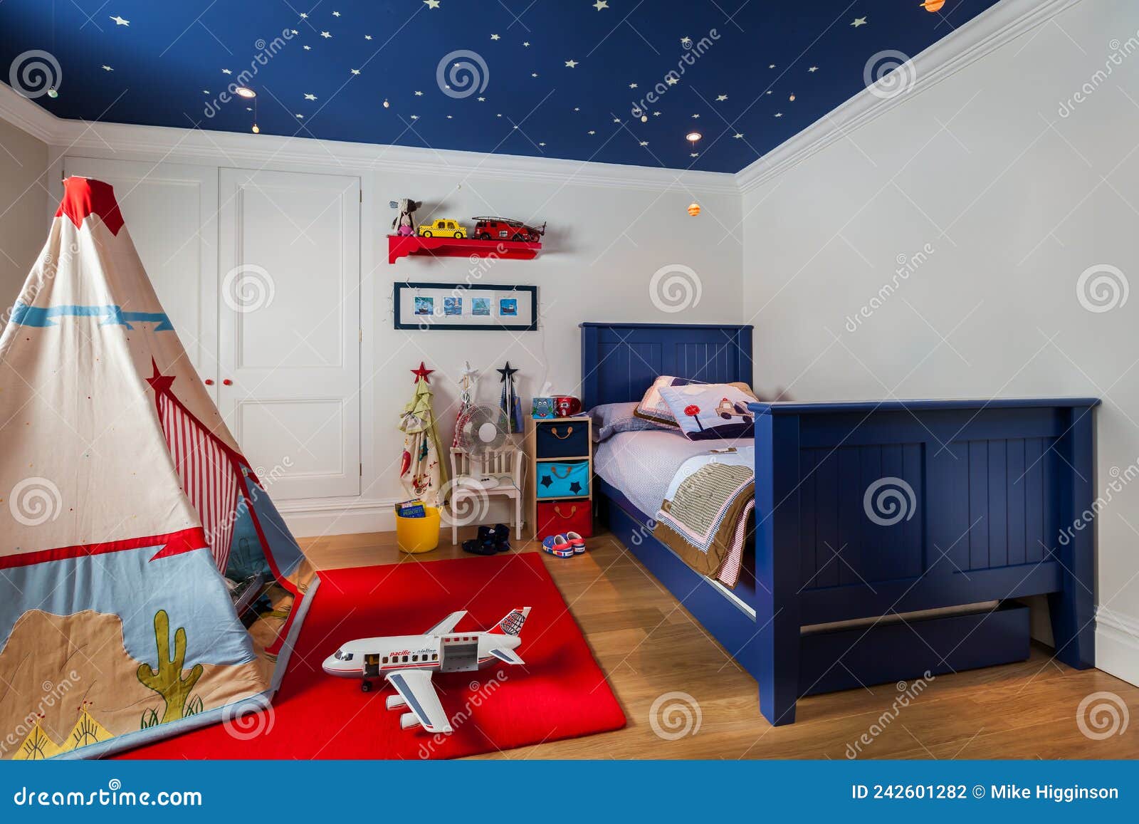 Habitación Para Niños Con Wigwam Cama Y Estrellas En El Techo