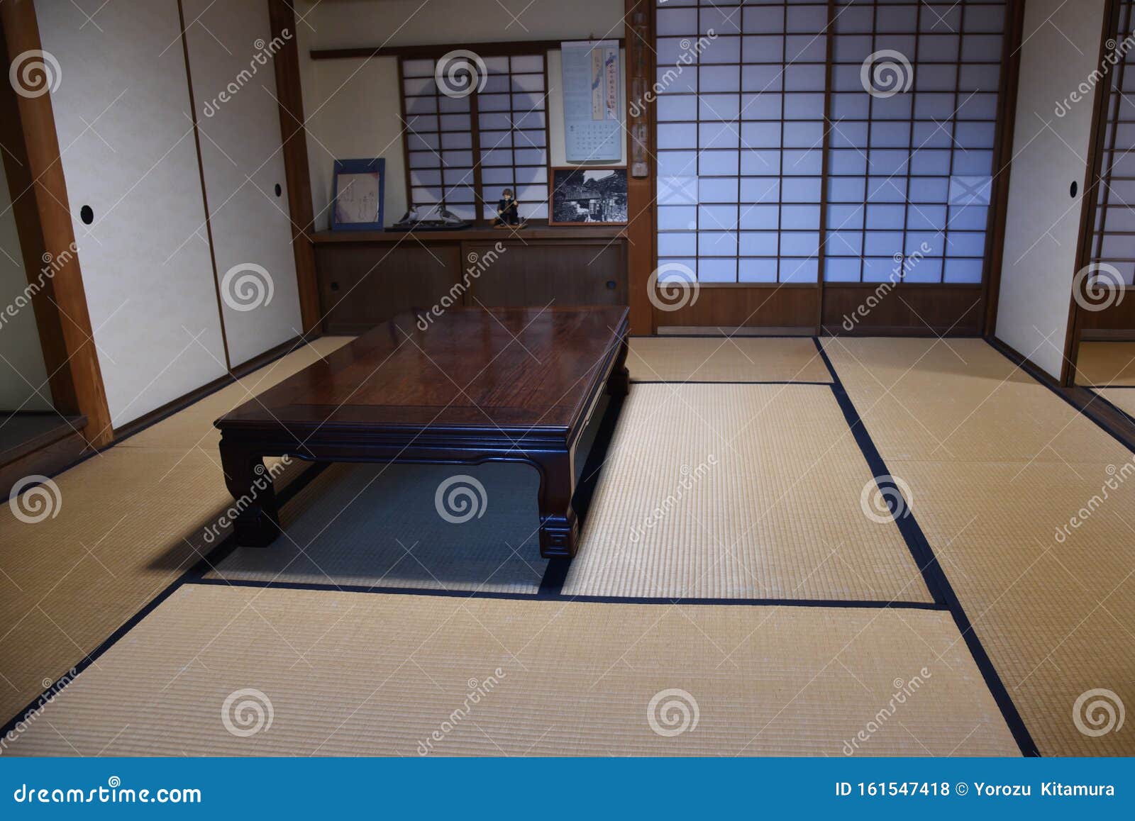 Habitación japonesa con suelo de tatami