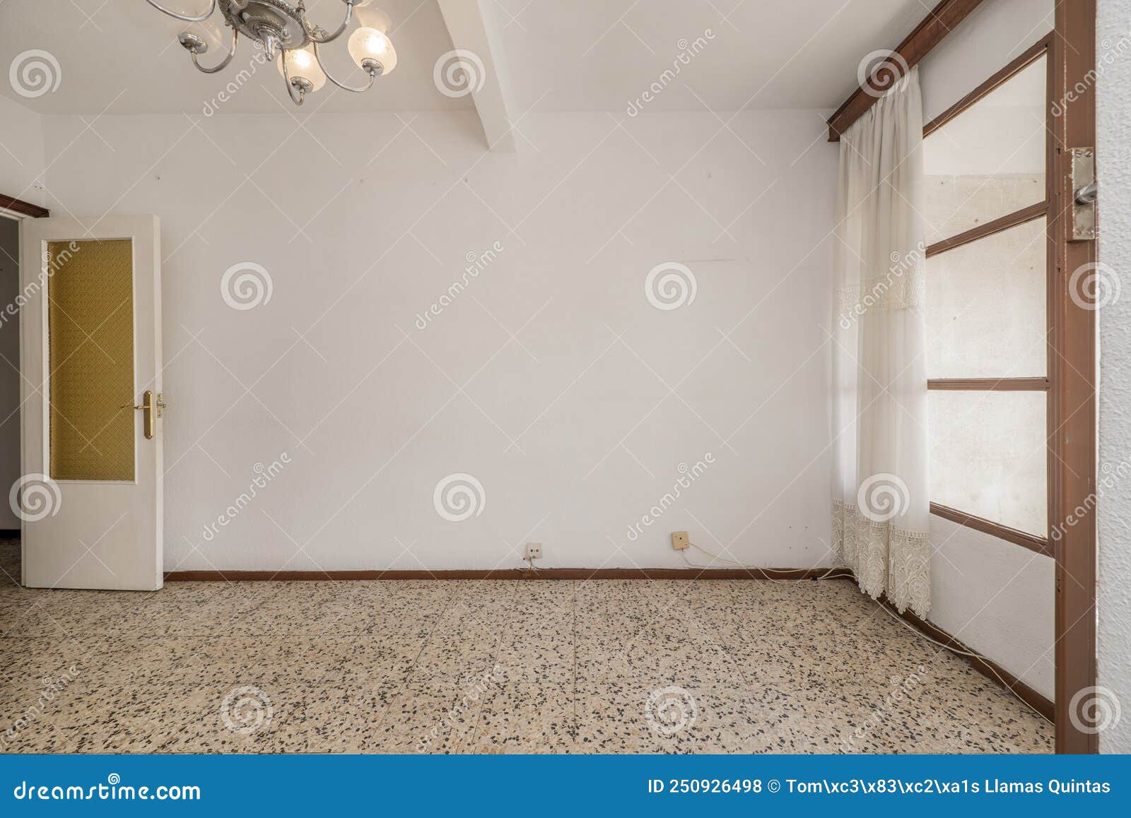 habitación vacía con ventanas y cortinas blancas, suelo de madera