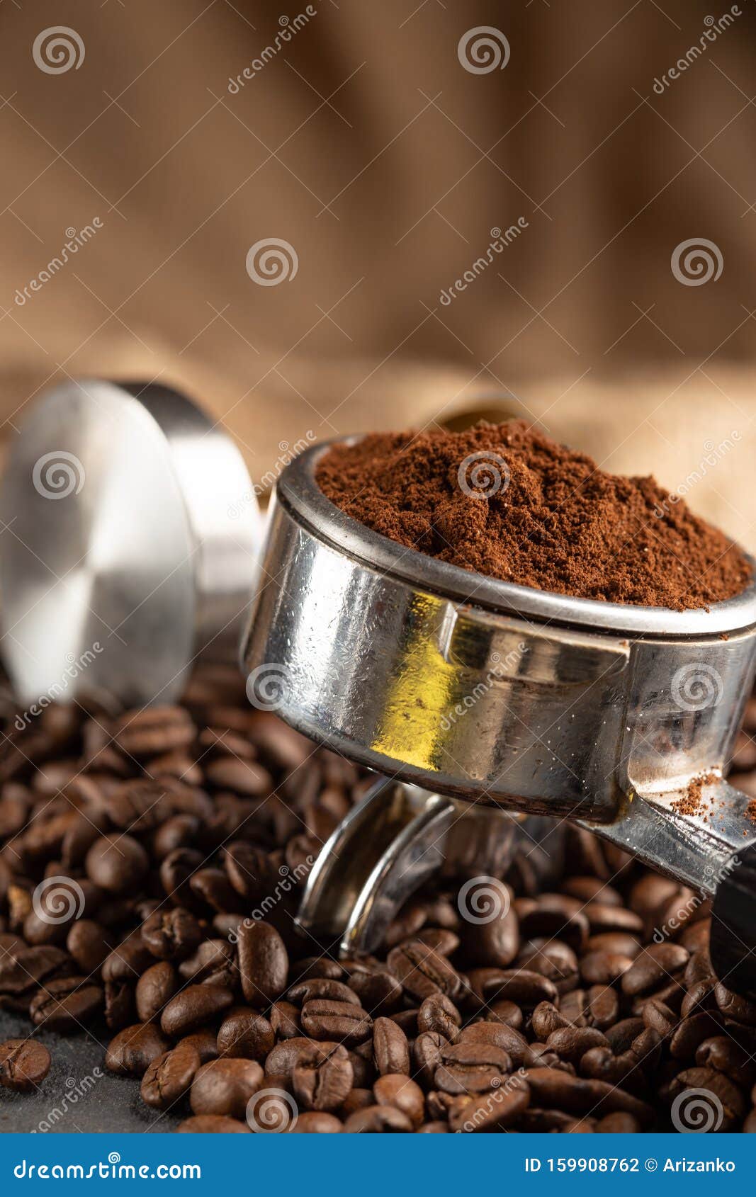 Coffee Tamper,coffee Press is Made of Stainless Steel and Roasted Coffee  Beans from Coffee Roaster on Black Background,tool Tamper Foto de archivo -  Imagen de expresado, acero: 159908762