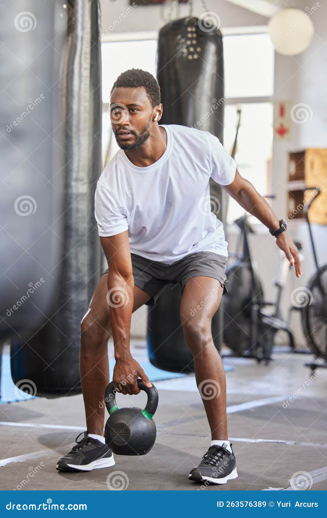 Hacer Ejercicio Kettlebell Y Hombre Negro Haciendo Fitness Con Un