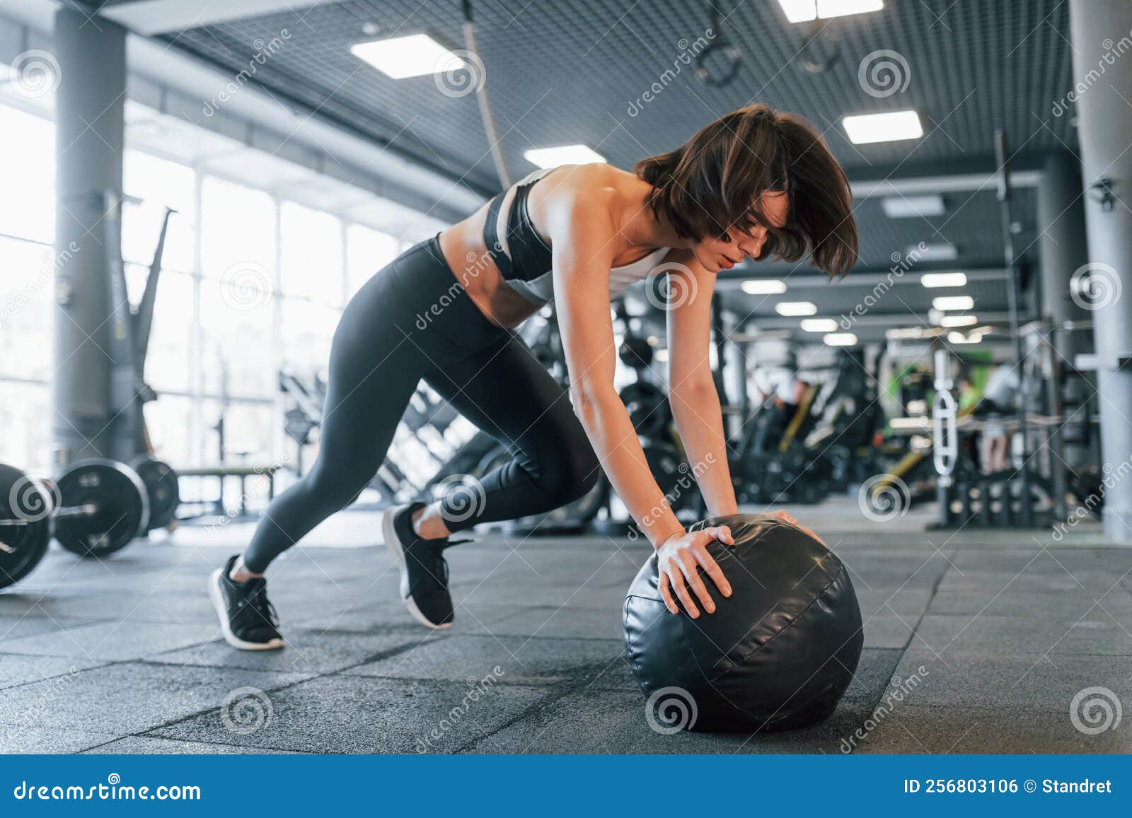 Hacer Ejercicios Usando La Bola De Fitness. Mujer Con Ropa