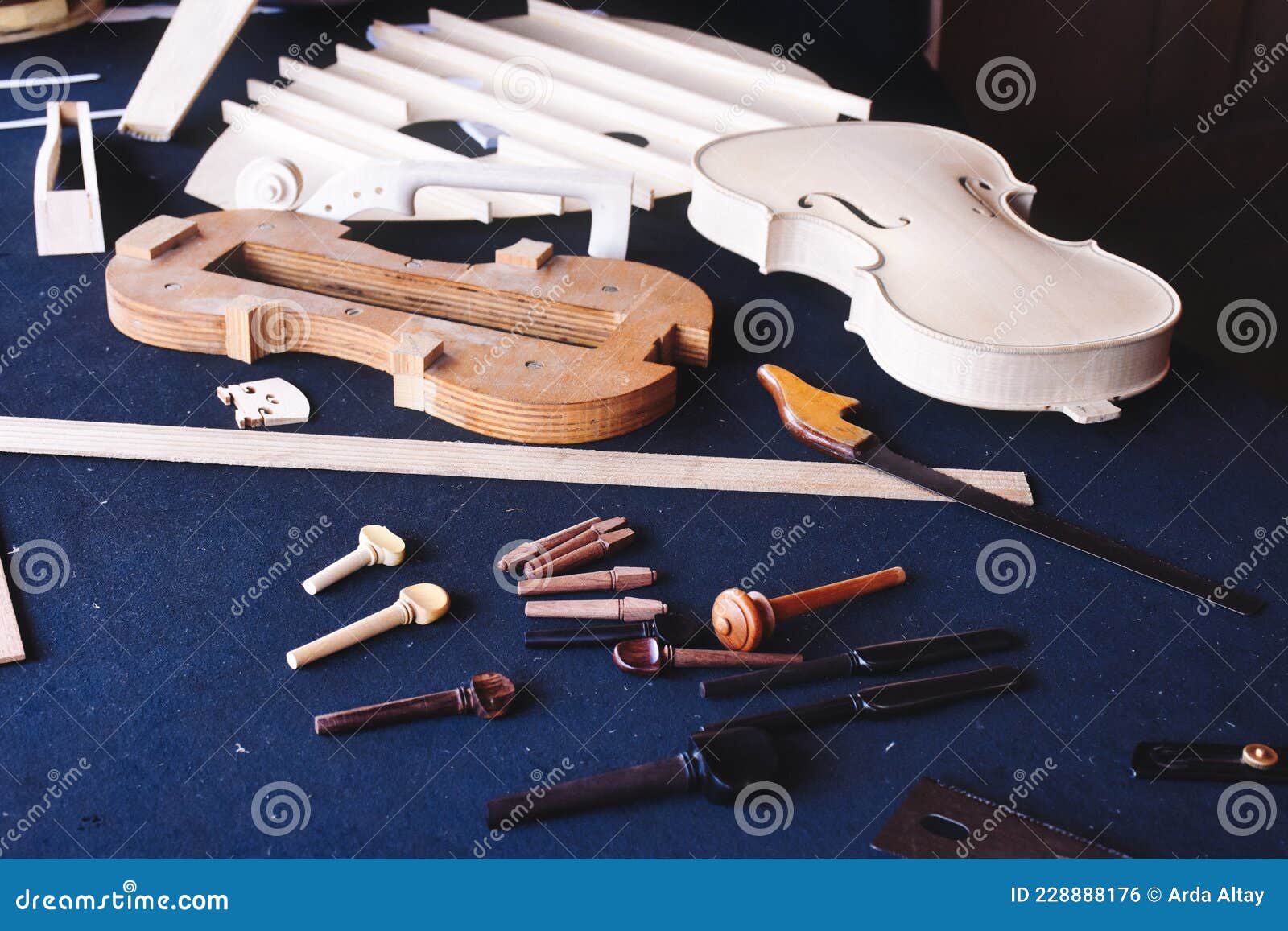 Violín Artesanal. Los Materiales Para Fabricar Un Violín Artesanal Están Sobre Mesa. Foto de archivo - Imagen instrumento, artesanal: 228888176