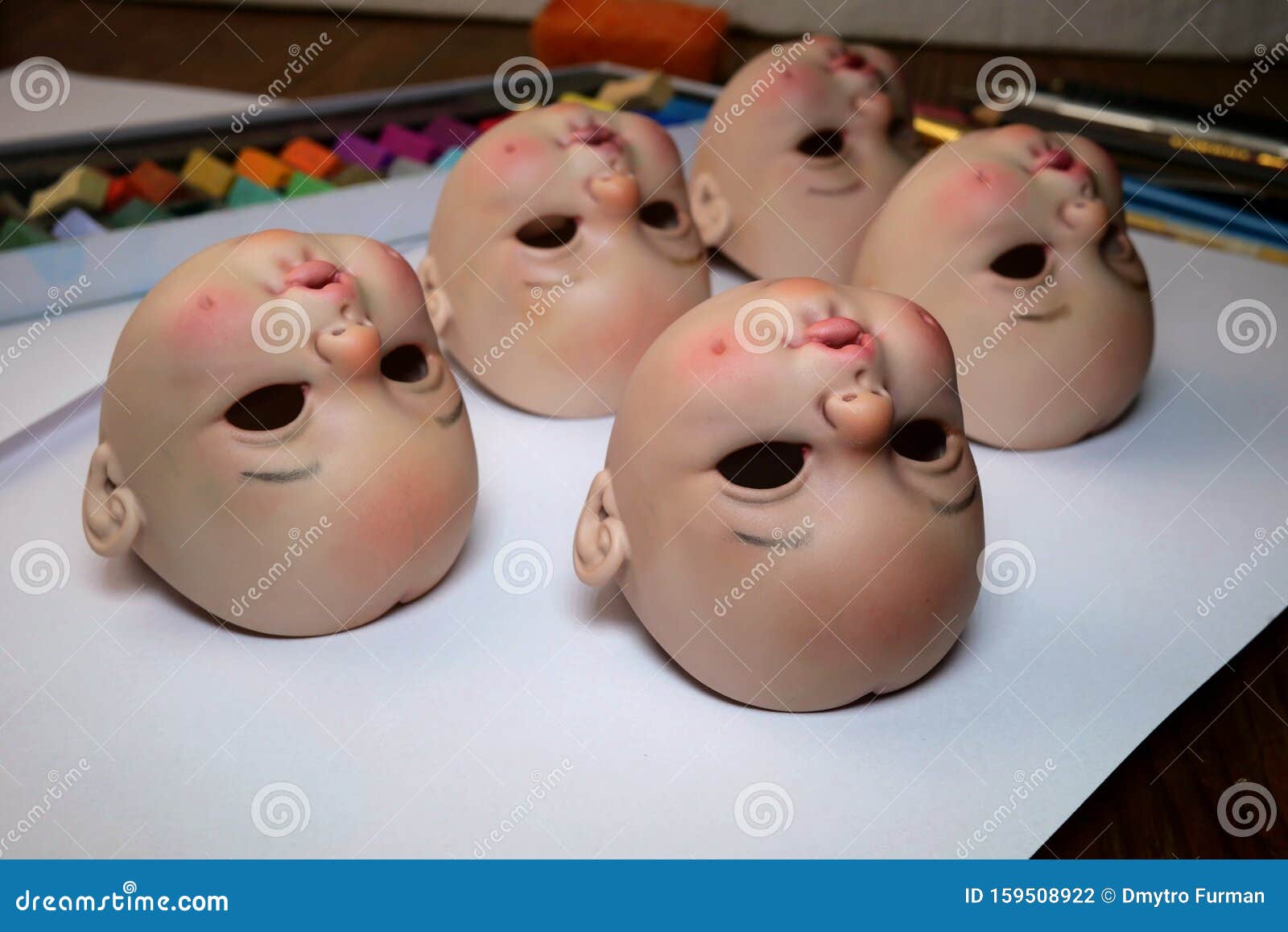 Haciendo Muñecas. Las Cabezas De Muñecas Están Sobre La Mesa Por El Artista Muñeco Maestro Para Más Procesamiento. Cierre Foto de archivo - Imagen de más, muñecas: 159508922