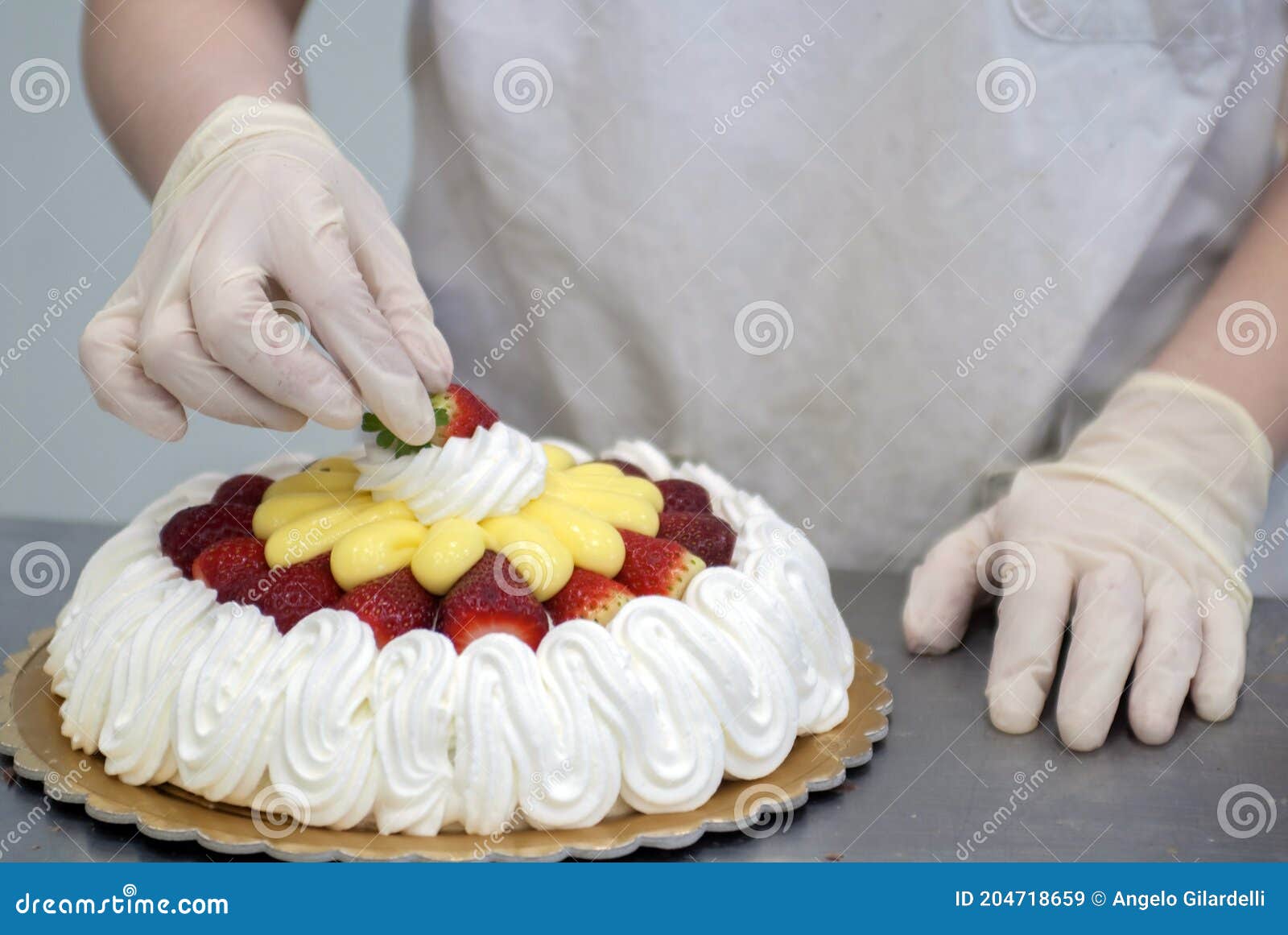 Haciendo Una Decoración De Acabado De Pastel Con Fresas Y Crema Chantilly  Imagen de archivo - Imagen de fresa, dulce: 204718659