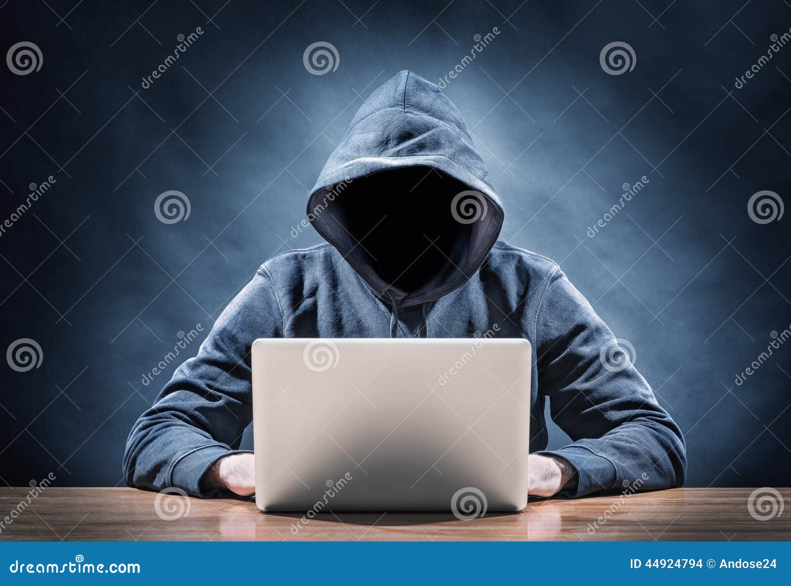Imagem de um hacker em um computador