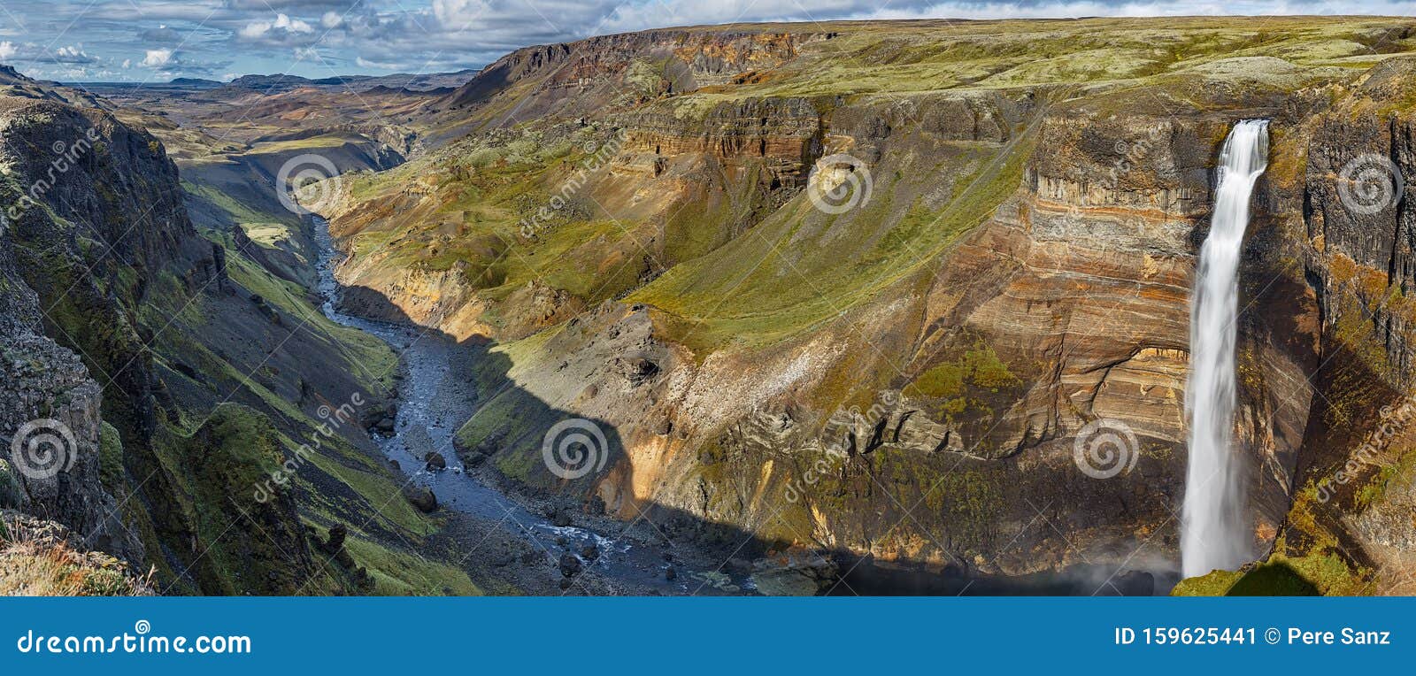 Haifoss Waterfall Panorama i högländerna, Island. Haifoss Waterfall och gorge Panorama i högländerna, Island