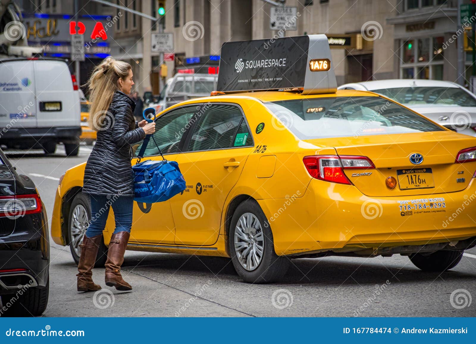 Hailing a Cab editorial stock image. Image of york, manhattan - 167784474