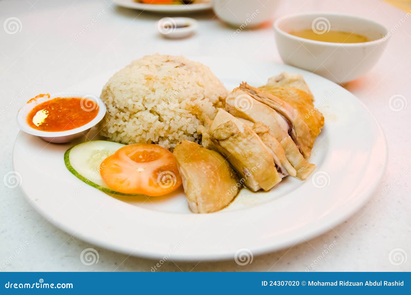 Hainanese ύφος ρυζιού κοτόπουλου. ρύζι κοτόπουλου μερικά βρασμένα στον ατμό λαχανικά