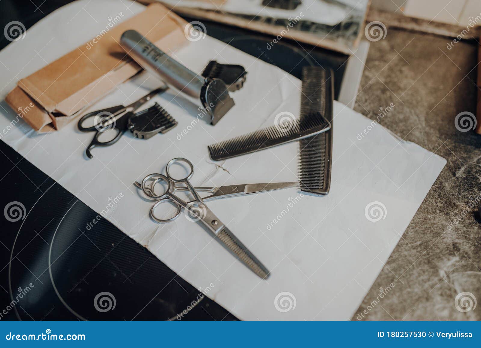 Hair Cutting Accessories Combs, Scissors, Razors for Home Use Stock