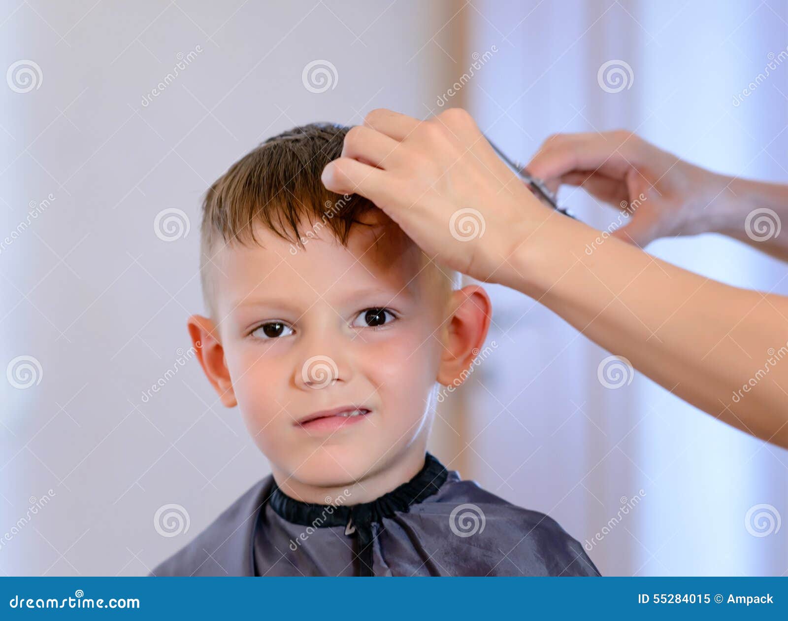 hairdresser cutting little boys hair short hairstyle her salon 55284015