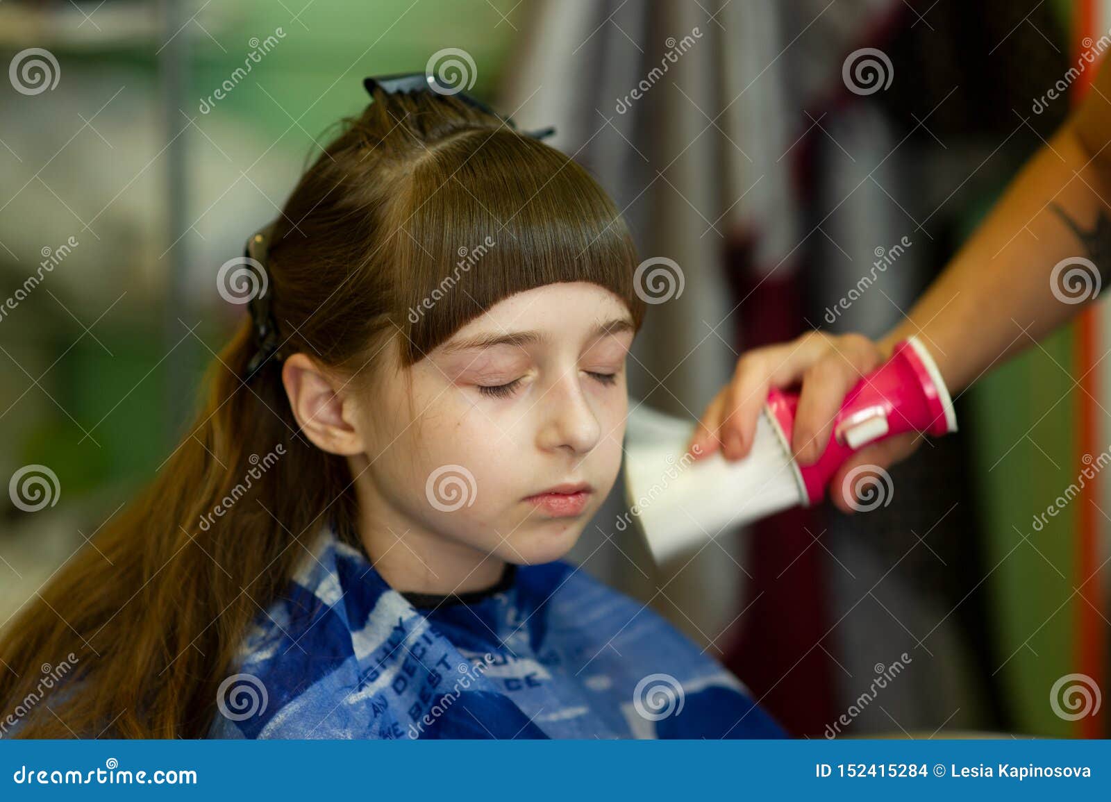 Premium Photo | Barber woman make fashionable hairstyle for cute little  blond girl child in modern barbershop hair salon hairdresser makes hairdo  braids pigtail
