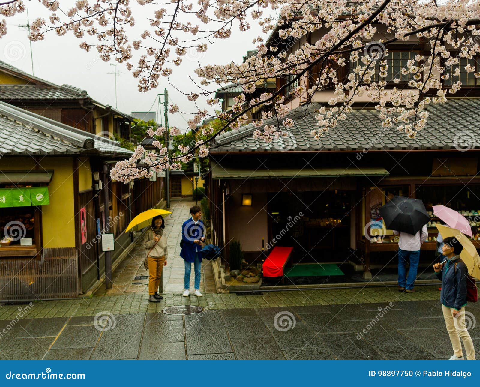 HAKONE, GIAPPONE - 2 LUGLIO 2017: Gente non identificata camminando nel distretto di Higashiyama con i fiori di ciliegia. HAKONE, GIAPPONE - 2 LUGLIO 2017: Gente non identificata che cammina nel distretto di Higashiyama con i fiori di ciliegia la primavera a Kyoto, Giappone