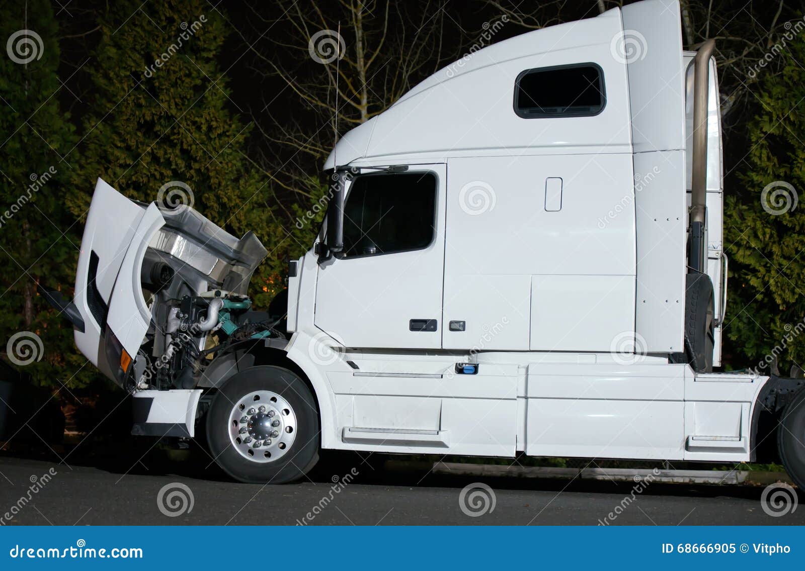 Halb LKW Mit Offenen Hauben- Und Maschinenreparaturen Stockbild