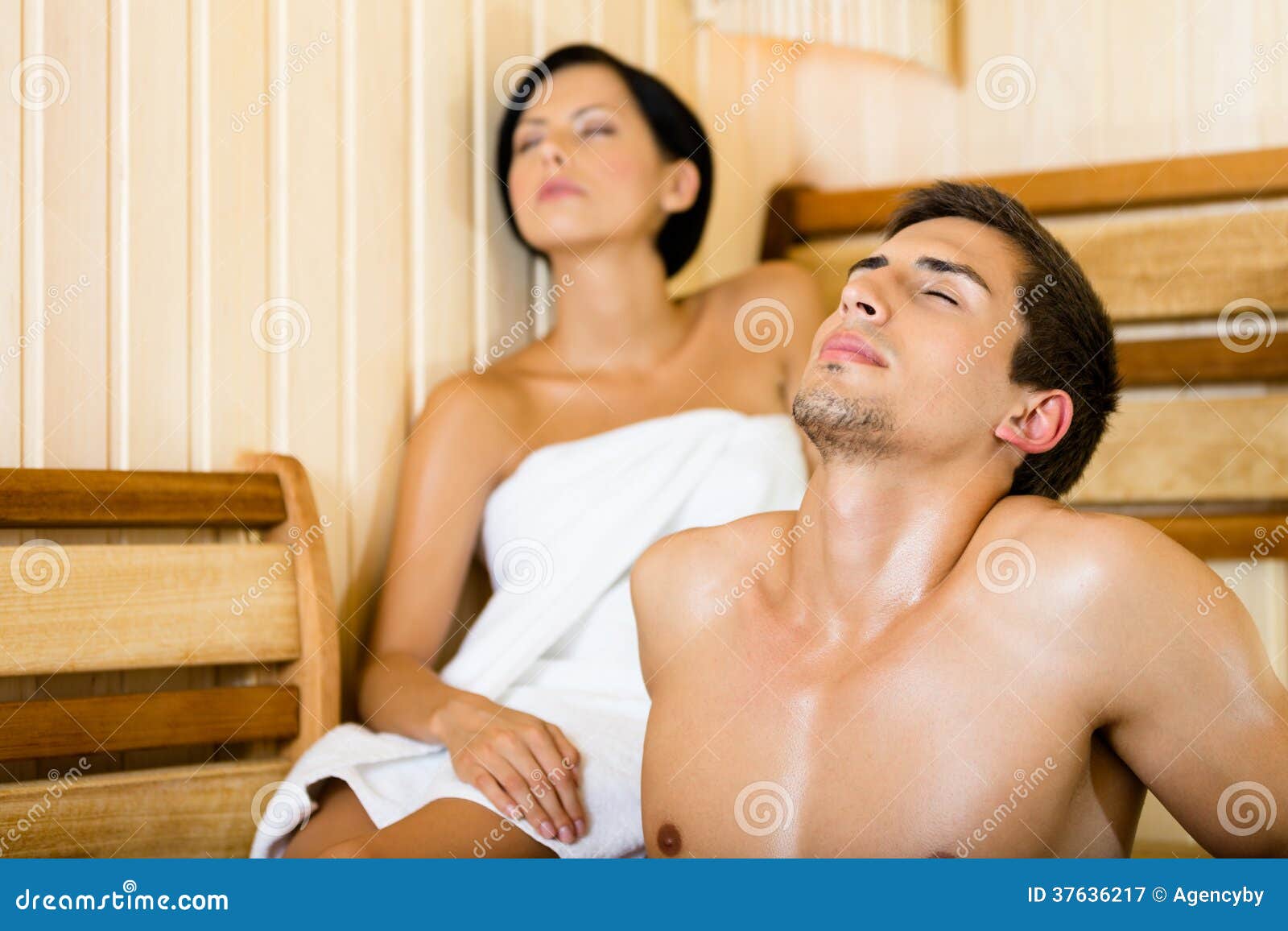 Nackte männer in der sauna