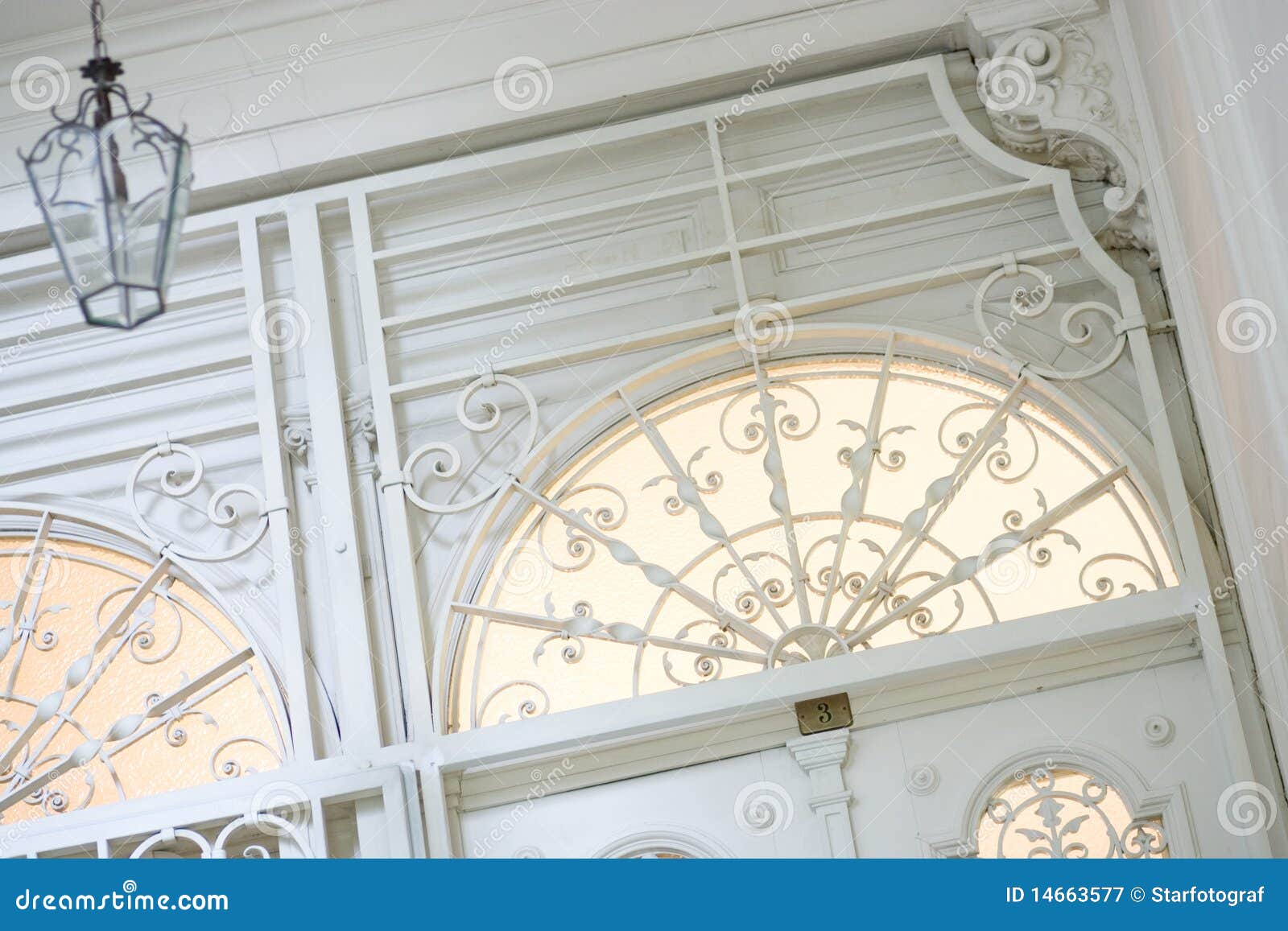 Halbrundes Fenster stockbild. Bild von glas, lampe, haus