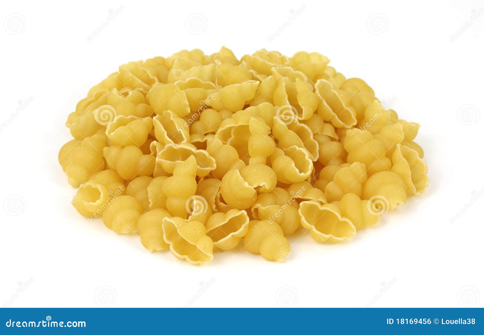 Half pasta format skal arkivfoto. Bild av bakgrund, isolerat 18169456