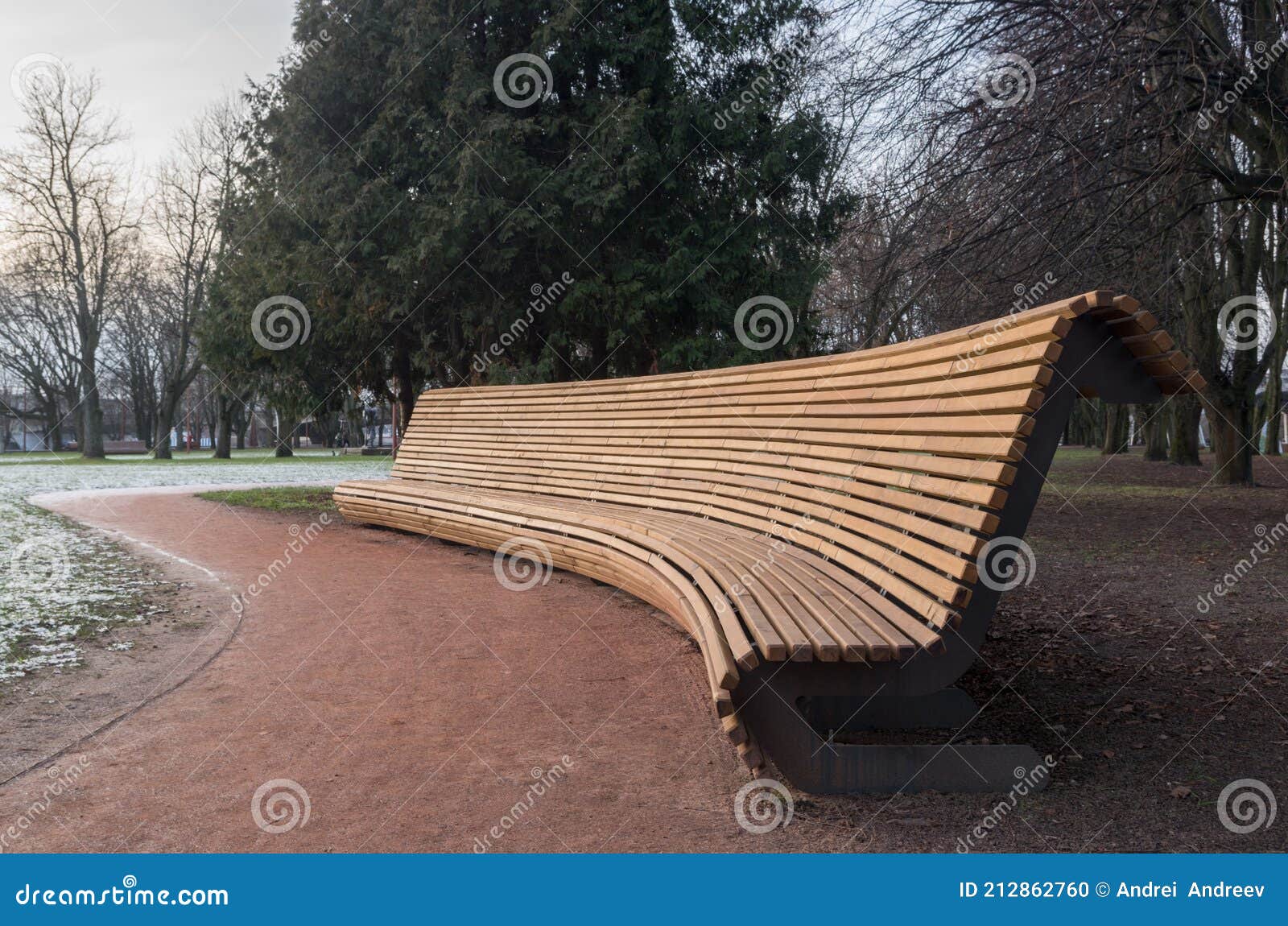 Gewoon buste landelijk Halfronde Bank Met Metalen Poten En Houten Latten in Het Park Door Een  Walkpad Met Rood Zand Op De Achtergrond Van Bomen En Sneeuw Stock Foto -  Image of lang, ontspanning: 212862760